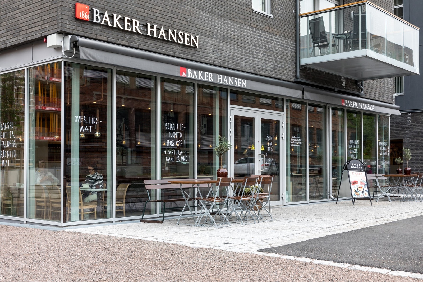 Servicetilbud, caféer og spisesteder i umiddelbar gangavstand. Galleribilde