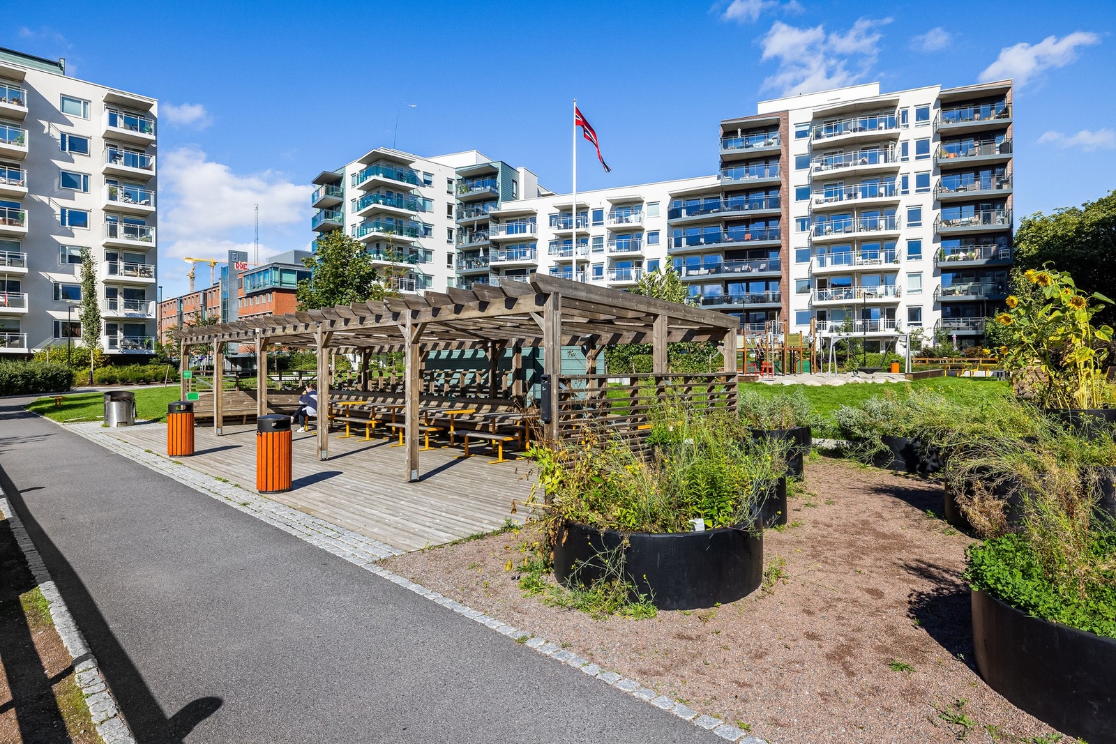 Bilfrie internveier og lekeplass rett utenfor døren - perfekt for barnefamilier. Galleribilde