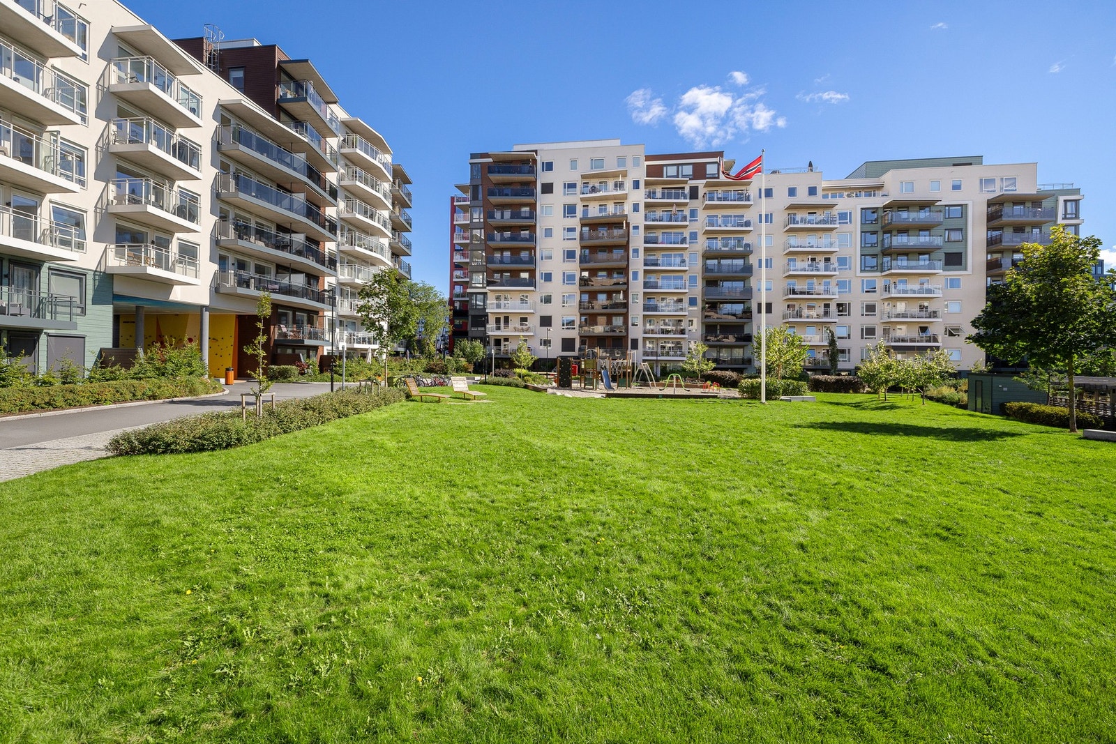 Løren har de seneste år utviklet seg til å bli ett av byens mest attraktive områder. Her finner du gode servicetilbud, populære kaféer og spisesteder, apotek, en flott MENY butikk m.m. Galleribilde