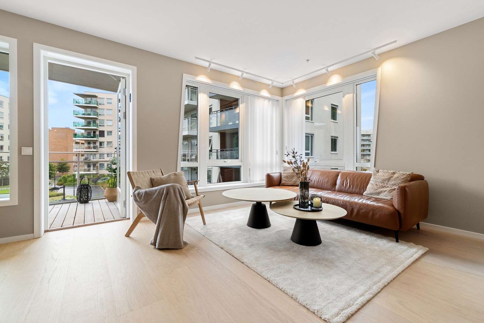 Generøs takhøyde og store vindusflater i to himmelretninger i stuen. Galleribilde