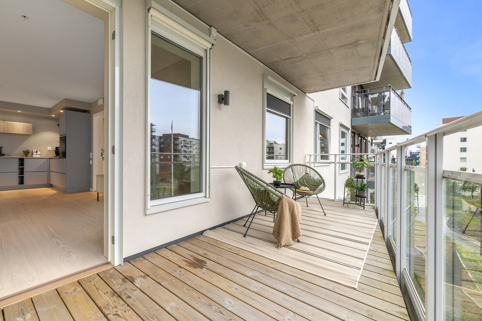 Solrik balkong på hele med deilig kveldssol. Flott utsikt mot sameiets grønne, bilfrie felleshage. Galleribilde