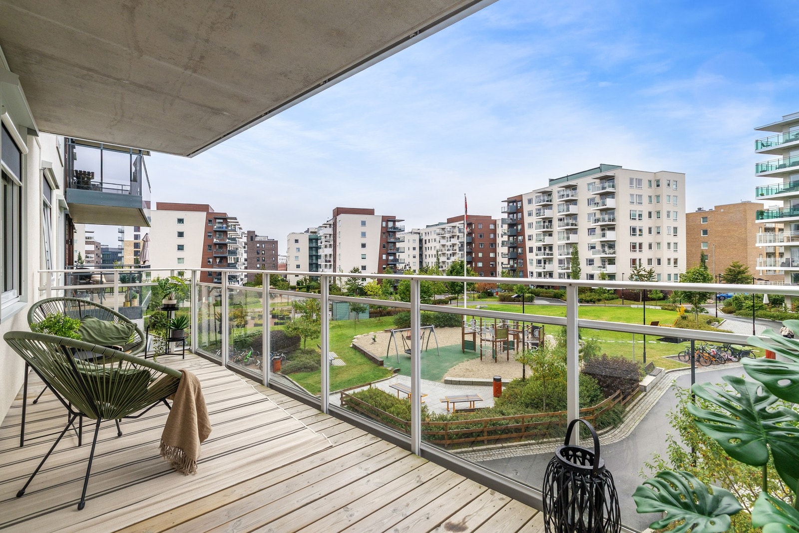 Stille og skjermet mot bilfrie fellesarealer. Flotte solforhold på ettermiddag- og kveld. Galleribilde