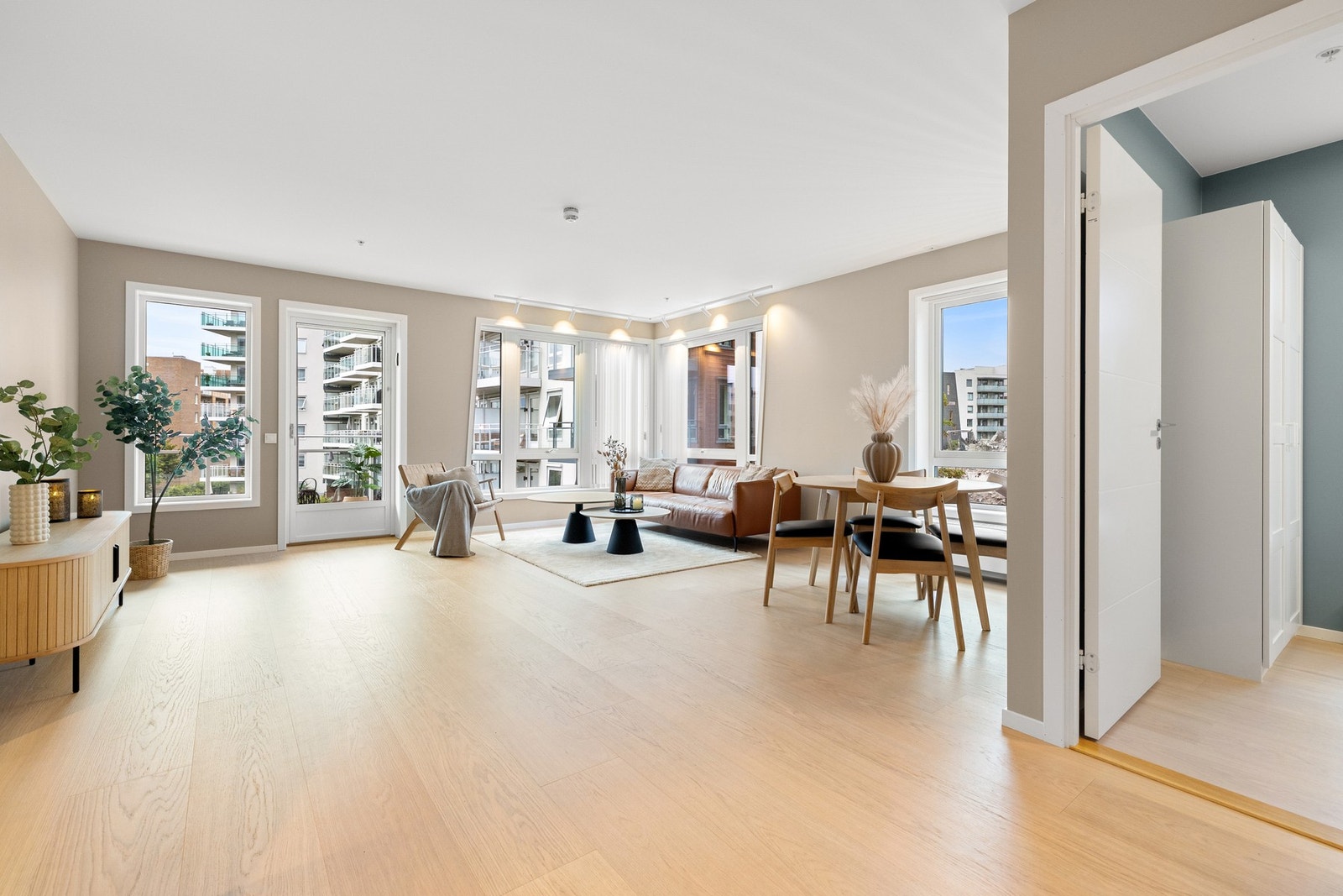 Det ble lagt nytt, herdet parkettgulv i 2024. Alle overflater er slette og nymalt i 2024. Galleribilde