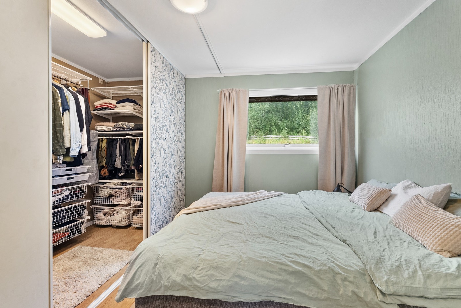 Hovedsoverommet er av fin størrelse og har walk-in skyvedørsgarderobe Galleribilde