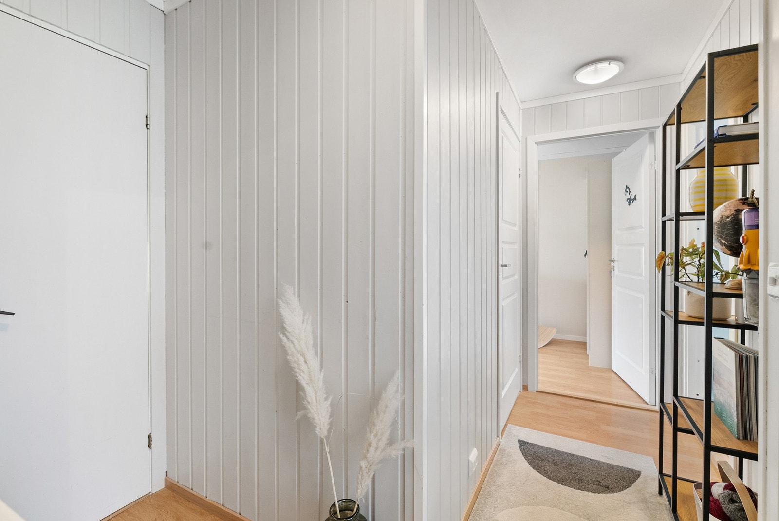 Gang i 2. etasje - til venstre ligger en praktisk bod Galleribilde