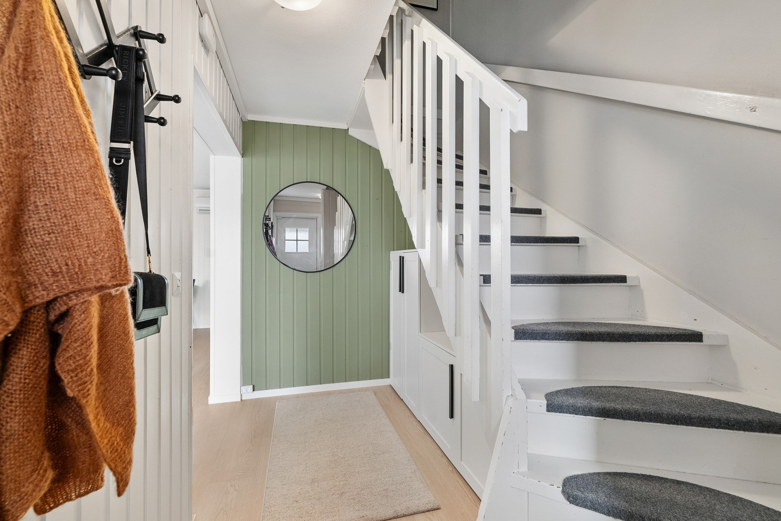 Godt utnyttet areal i under trappen Galleribilde