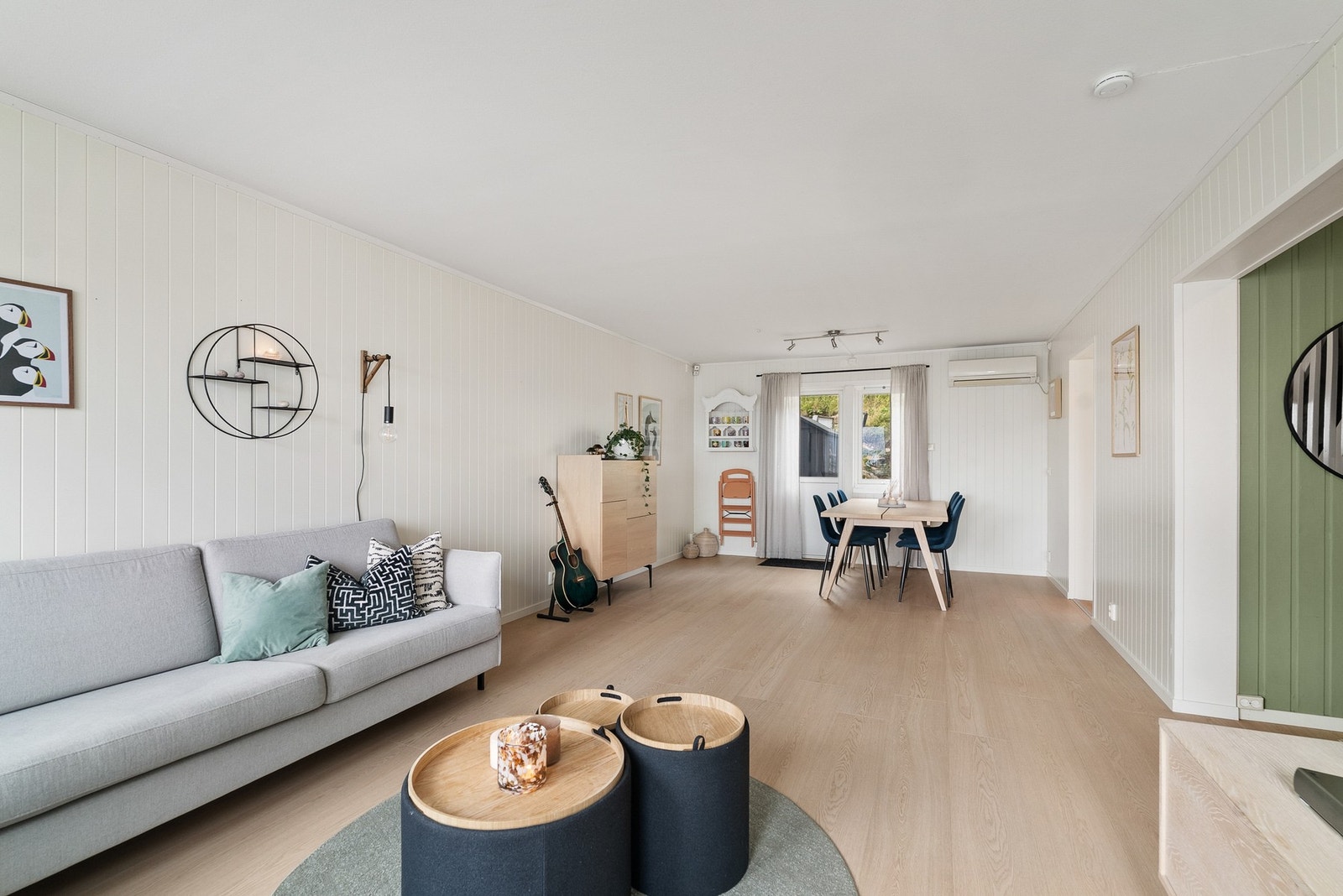 Lys og romslig stue med god plass til både sofa- og spisegruppe om ønskelig Galleribilde