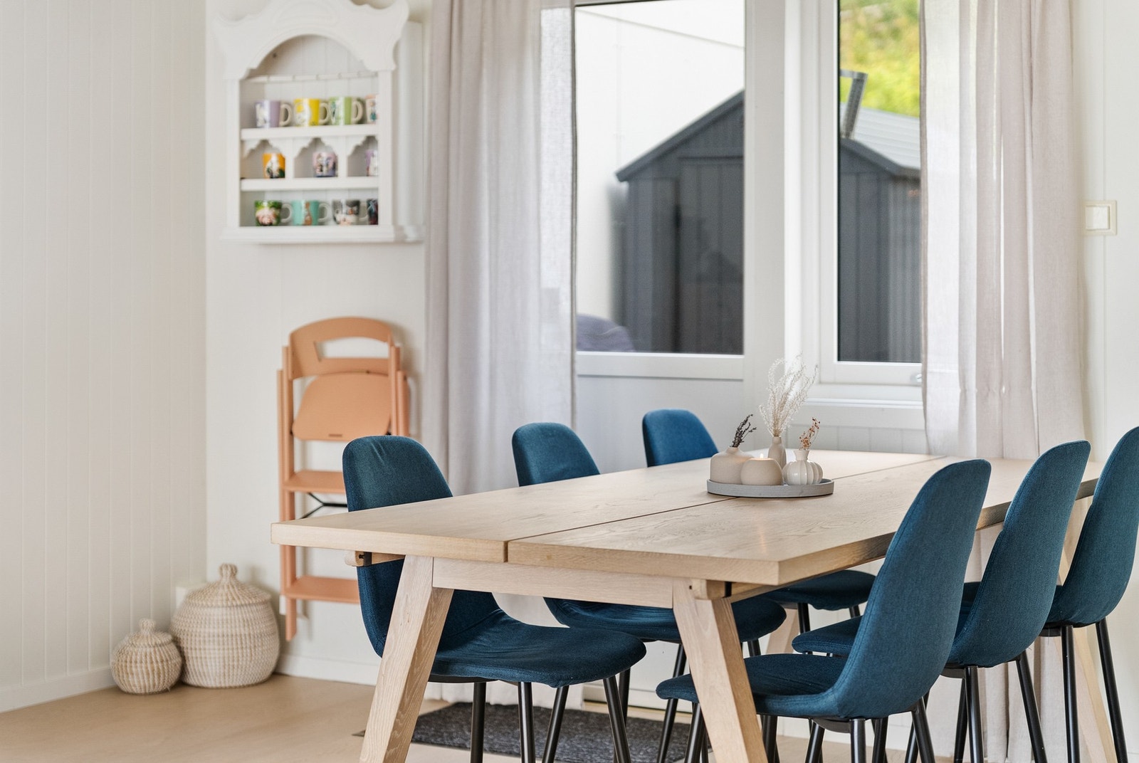 Fra stuen er det utgang til både nord- og sørvendt terrasse på til sammen 63 kvm Galleribilde