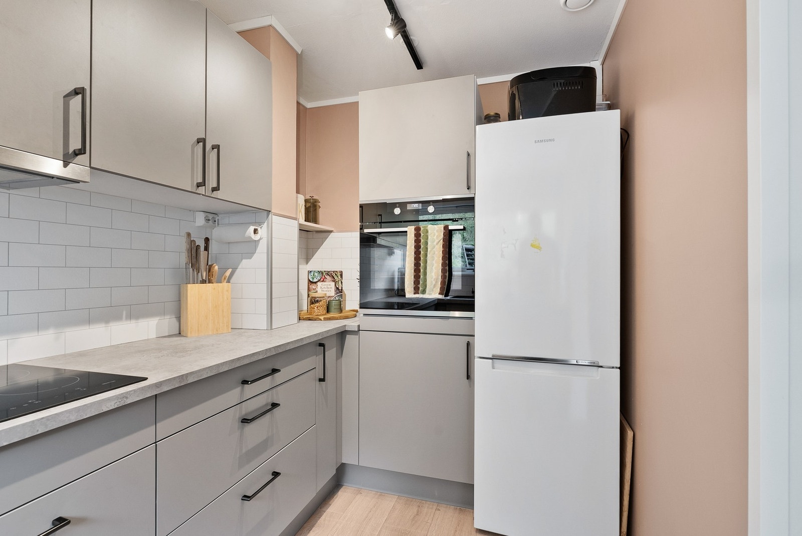 Her er det både integrert platetopp og stekeovn Galleribilde