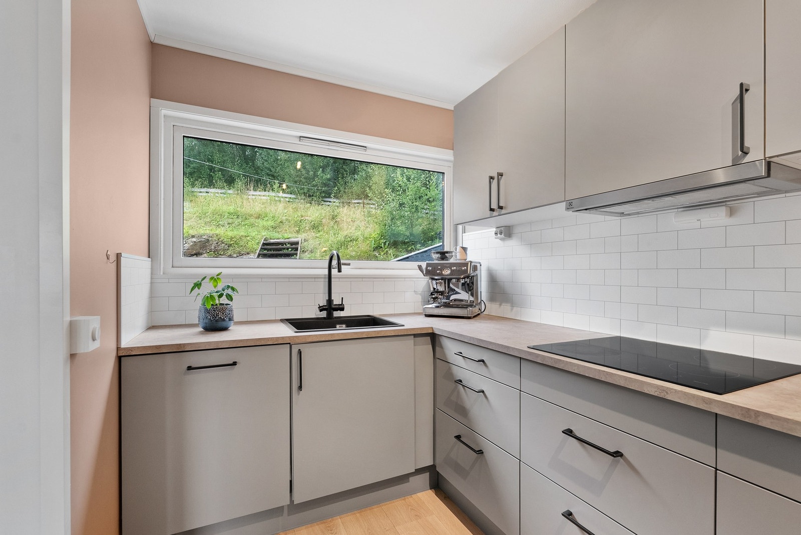 Her er det godt med lagring og oppbevaringsplass i skuffer og skap Galleribilde