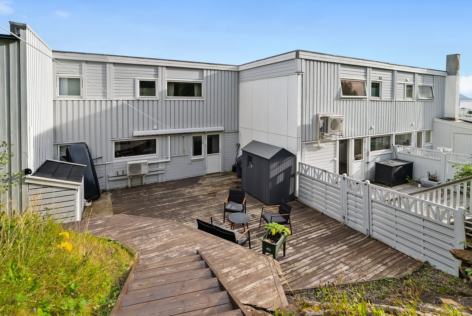 Stor terrasseareal på nordsiden av huset, adgang fra stuen Galleribilde