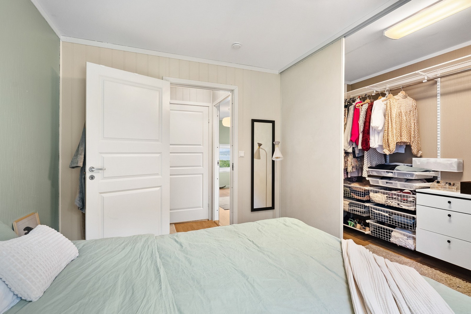 Her er det god plass til dobbeltseng og nattbord Galleribilde