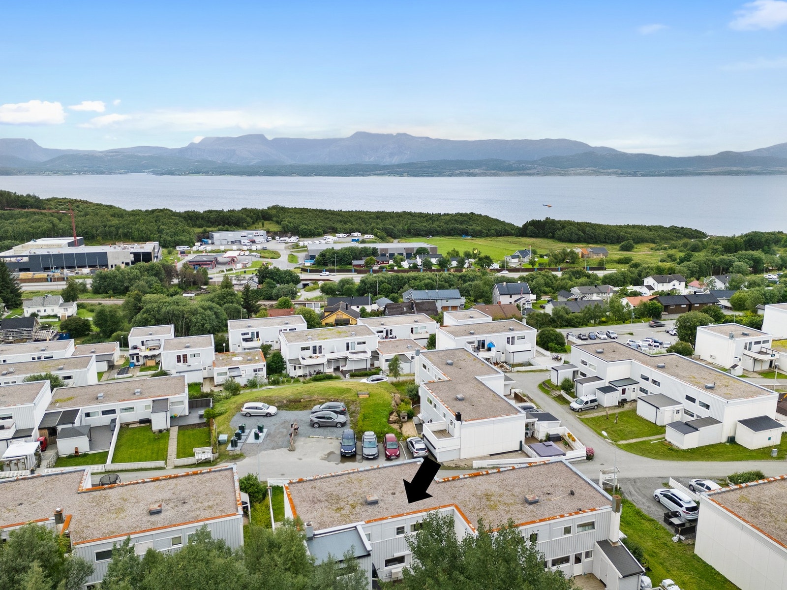 Dagligvarebutikker som Rema 1000 Hunstad og Eurospar Hunstad er lett tilgjengelige, og Hunstadsenteret med diverse tjenester ligger ca. 8 minutter unna. Galleribilde