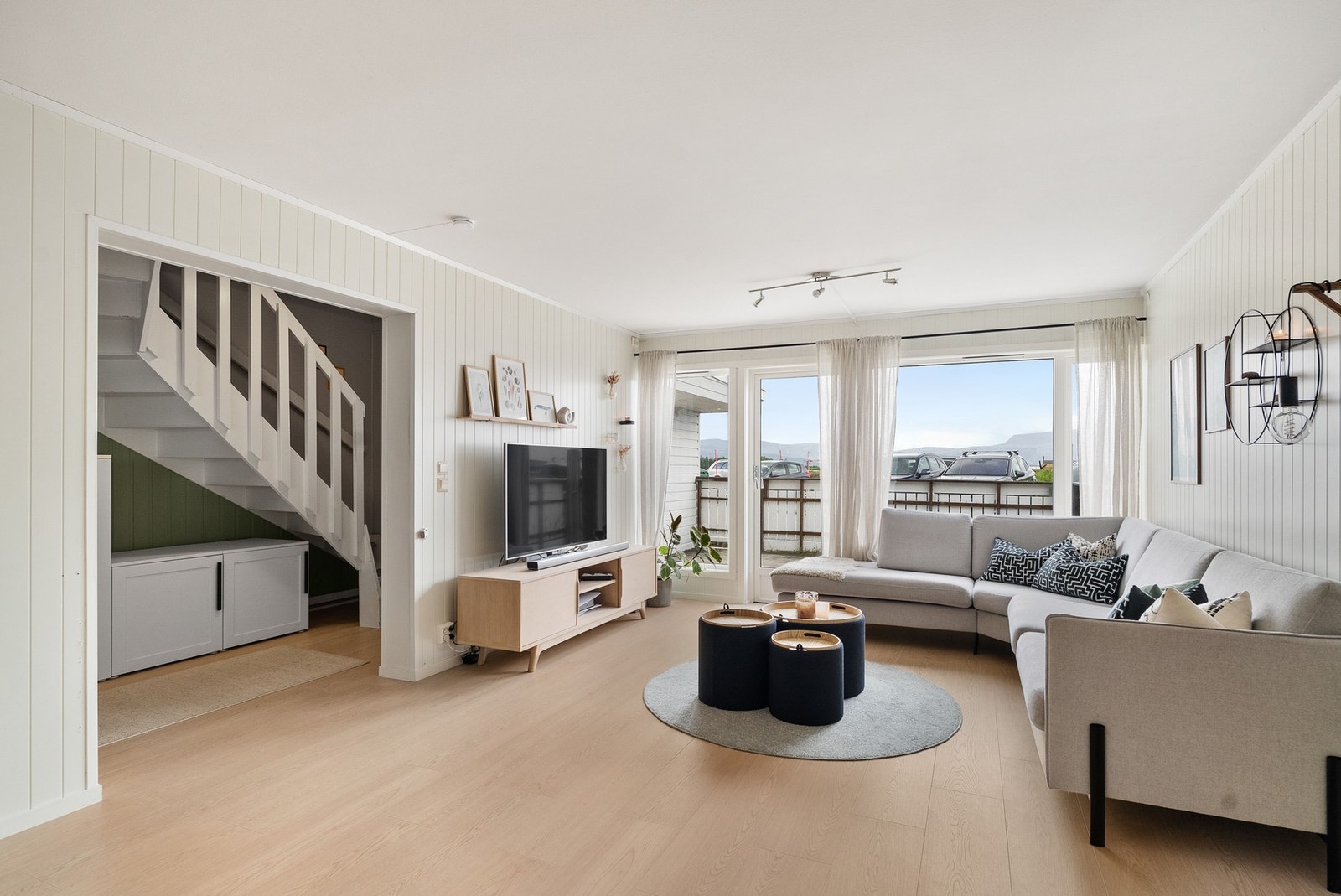 Fra stuen er det utgang til både nord- og sørvendt terrasse på til sammen 63 kvm Galleribilde