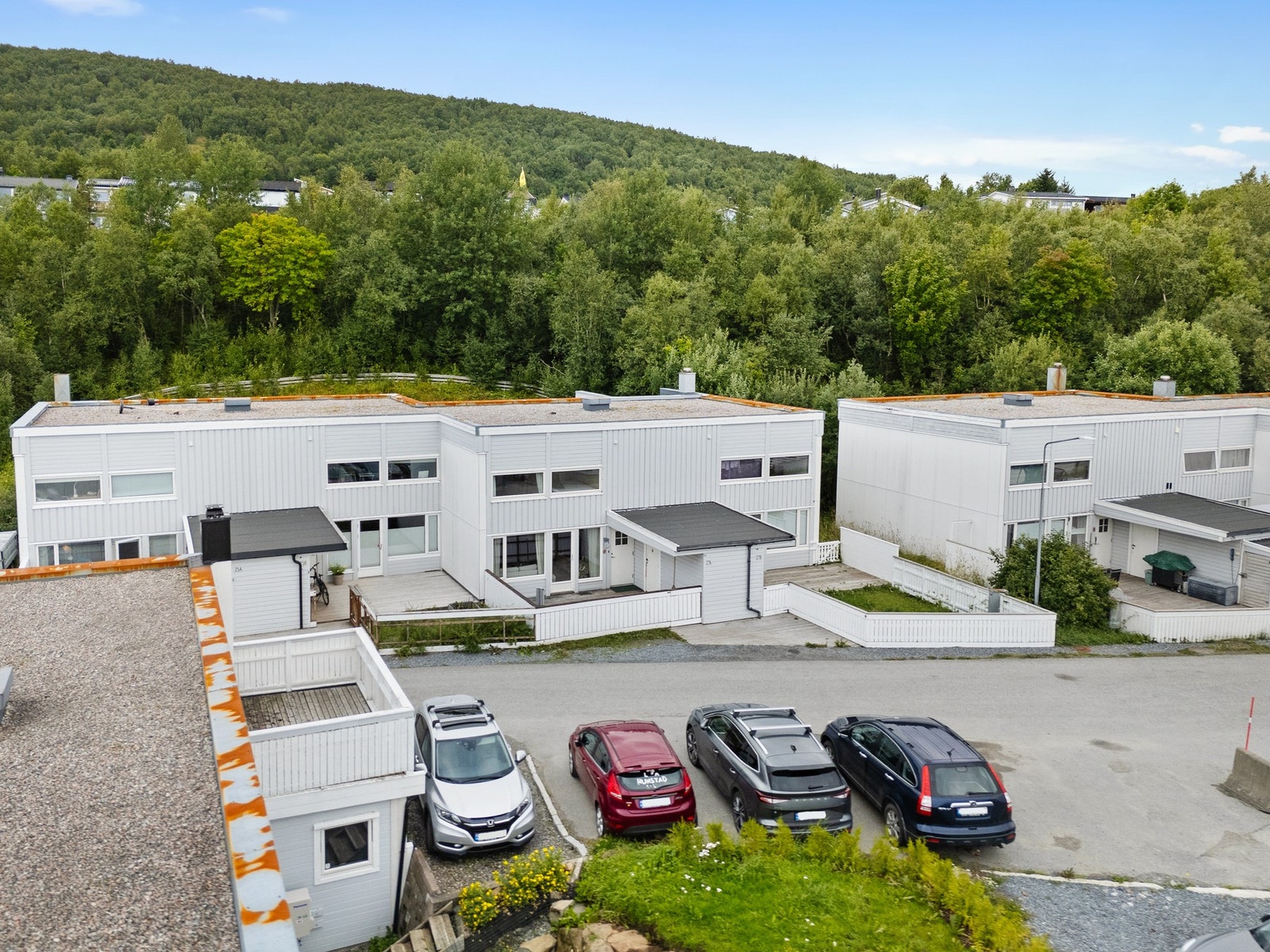 Nærheten til naturen er merkbar, med fine turmuligheter i skog og mark like i nærheten. Galleribilde