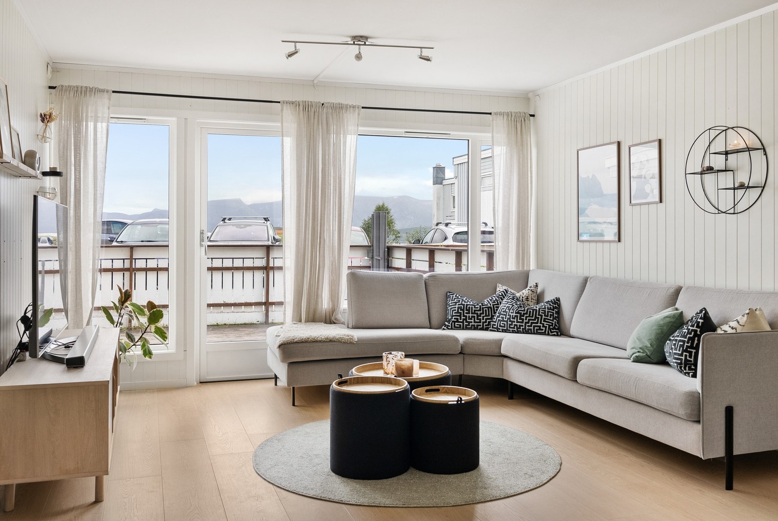 Oppleves lys og luftig, mye takk til god plassering og store vindusflater mot sør og nord Galleribilde