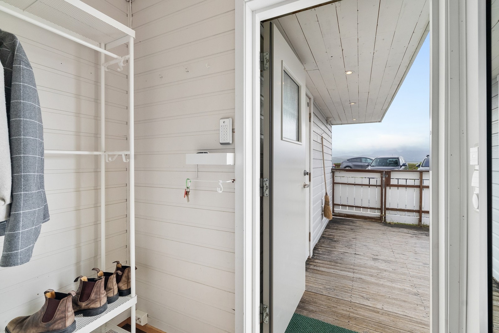 Fra inngangspartiet møter vi en praktisk entré med varmekabler i gulv, en varm velkomst! Galleribilde