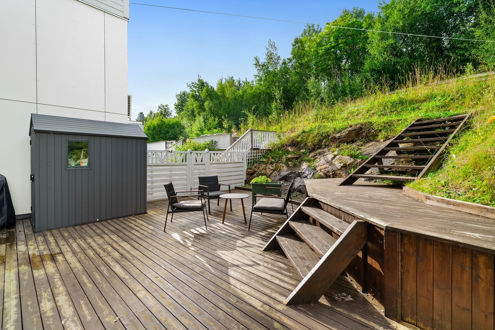 Skjermet og tett på grøntareal, her kan ettermiddagssolen nytes Galleribilde