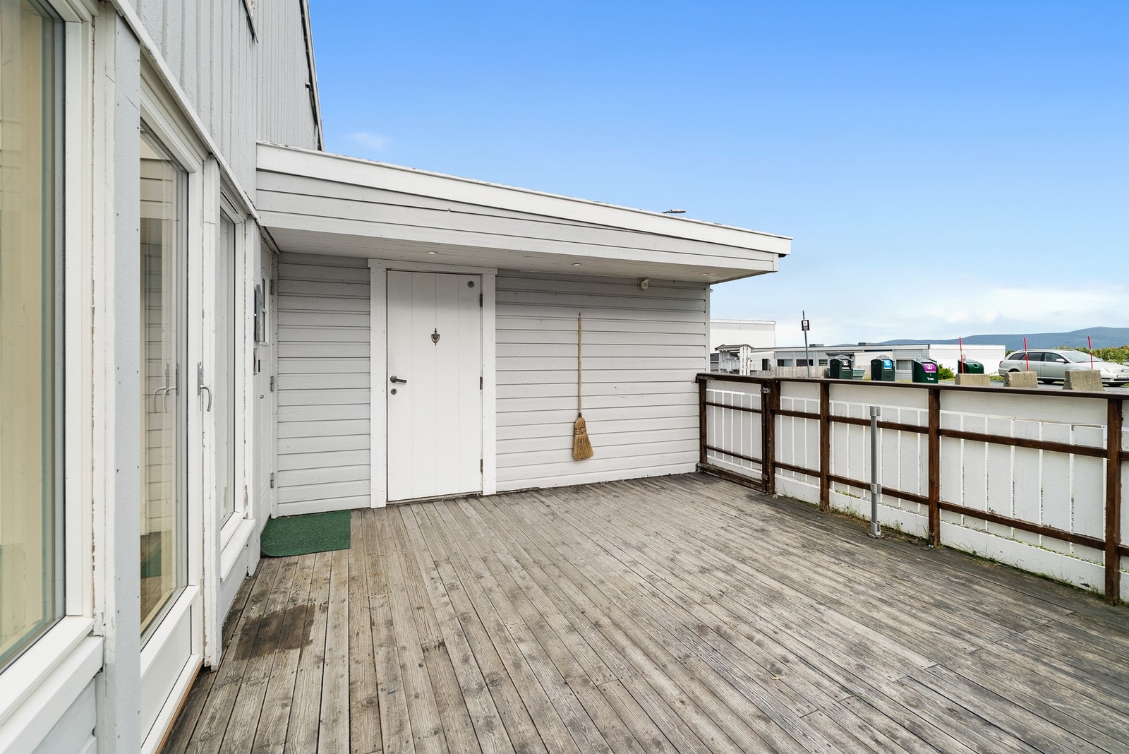 Her er det god plass til utemøblement samt tilgang til den utvendige boden Galleribilde