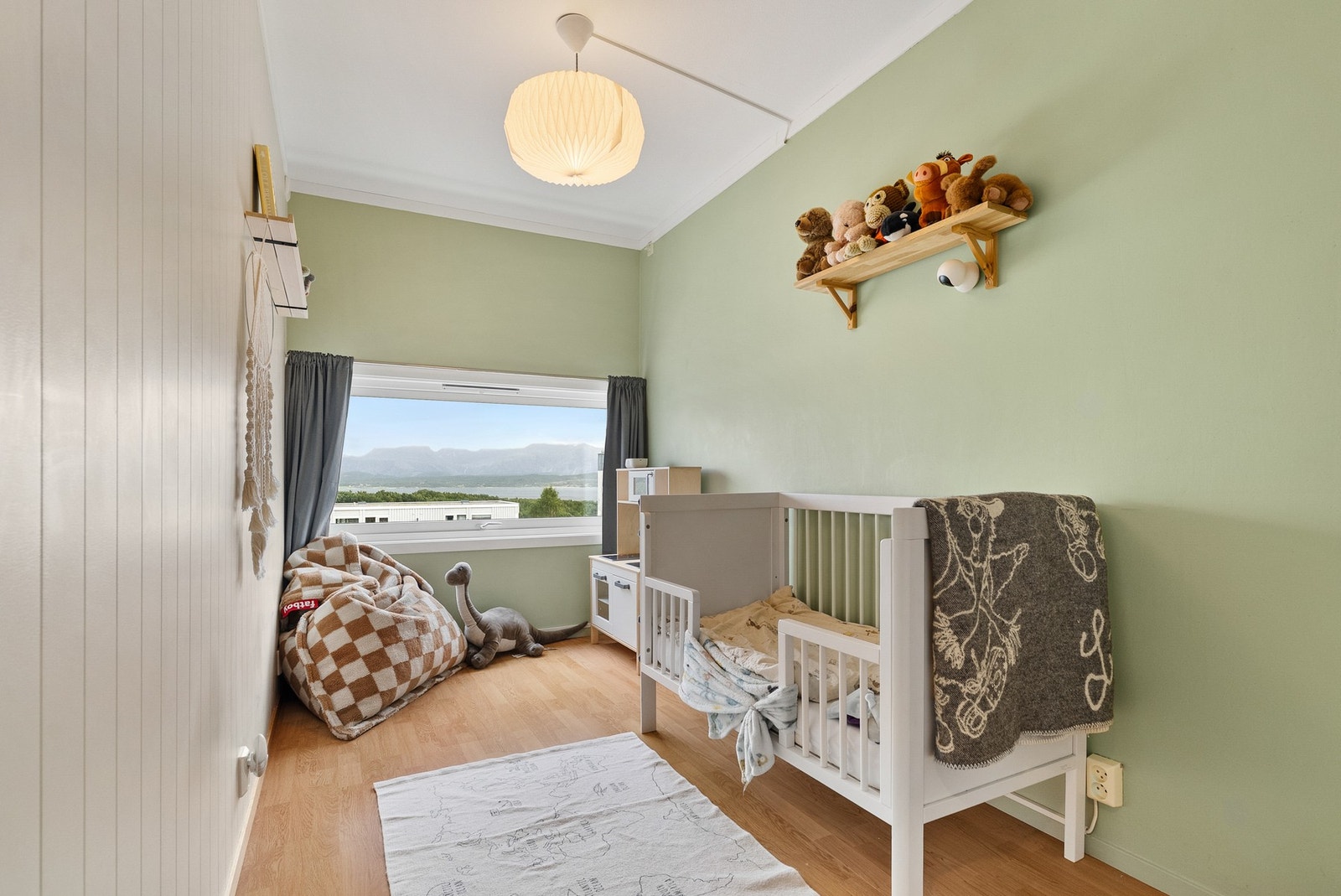 Soverom 2 leveres i fine kontraster Galleribilde