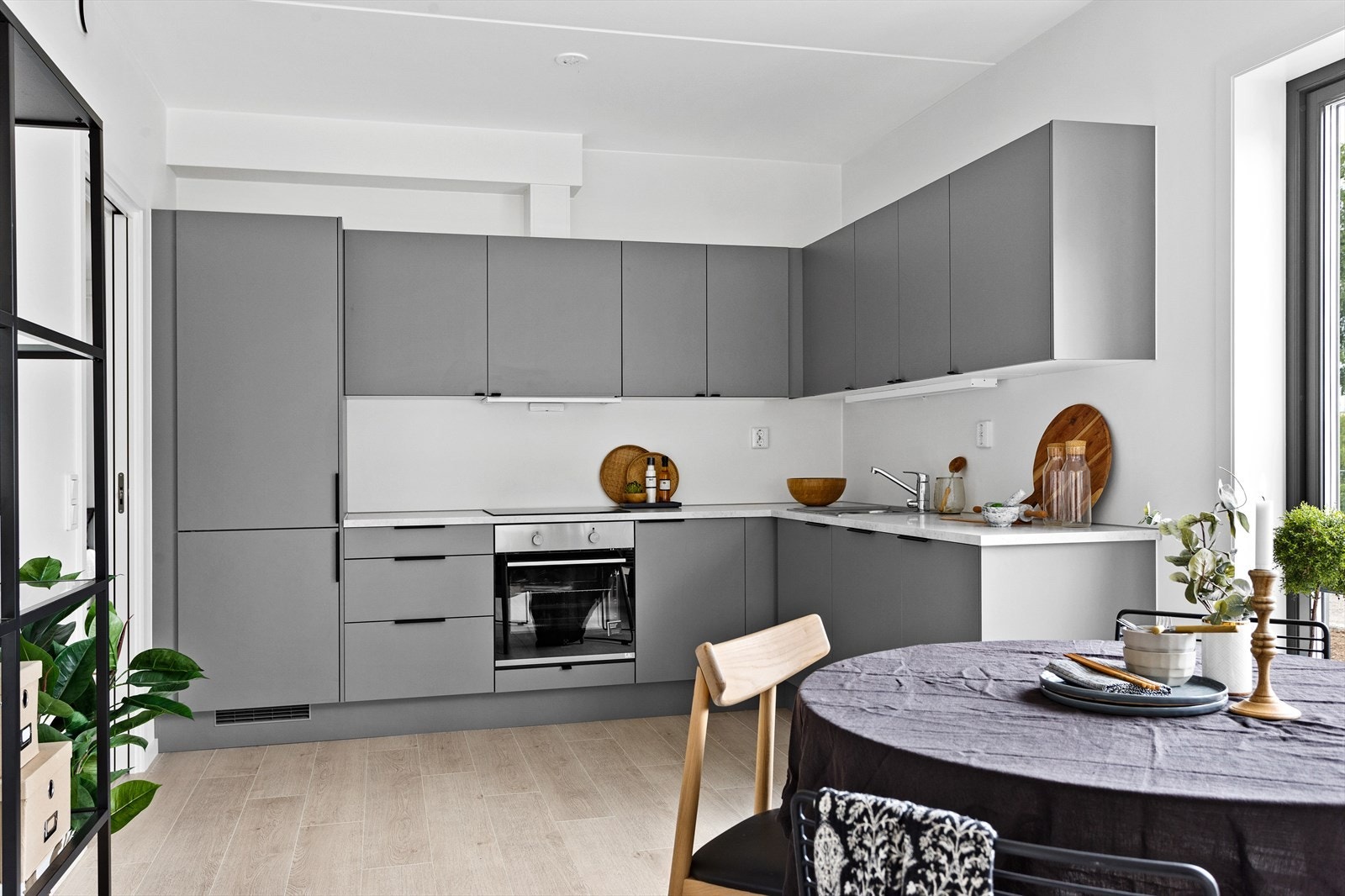 Funksjonelt kjøkken med mye skapplass. Galleribilde