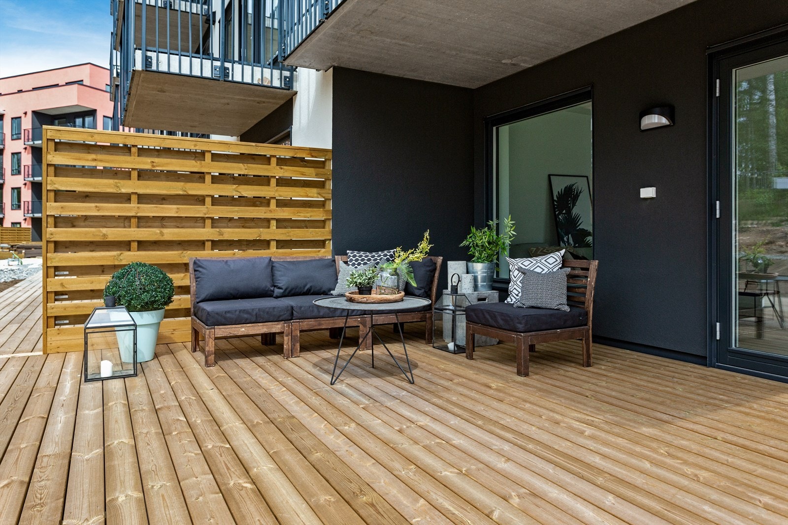 Innbydende terrasse med plass til utemøbler. Galleribilde