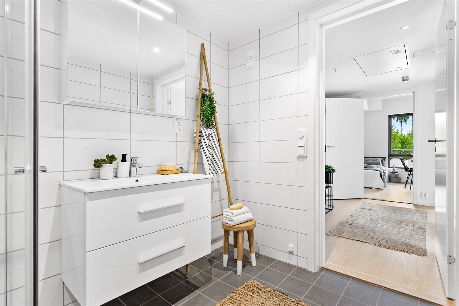 Bad med stilren innredning og praktiske løsninger. Galleribilde