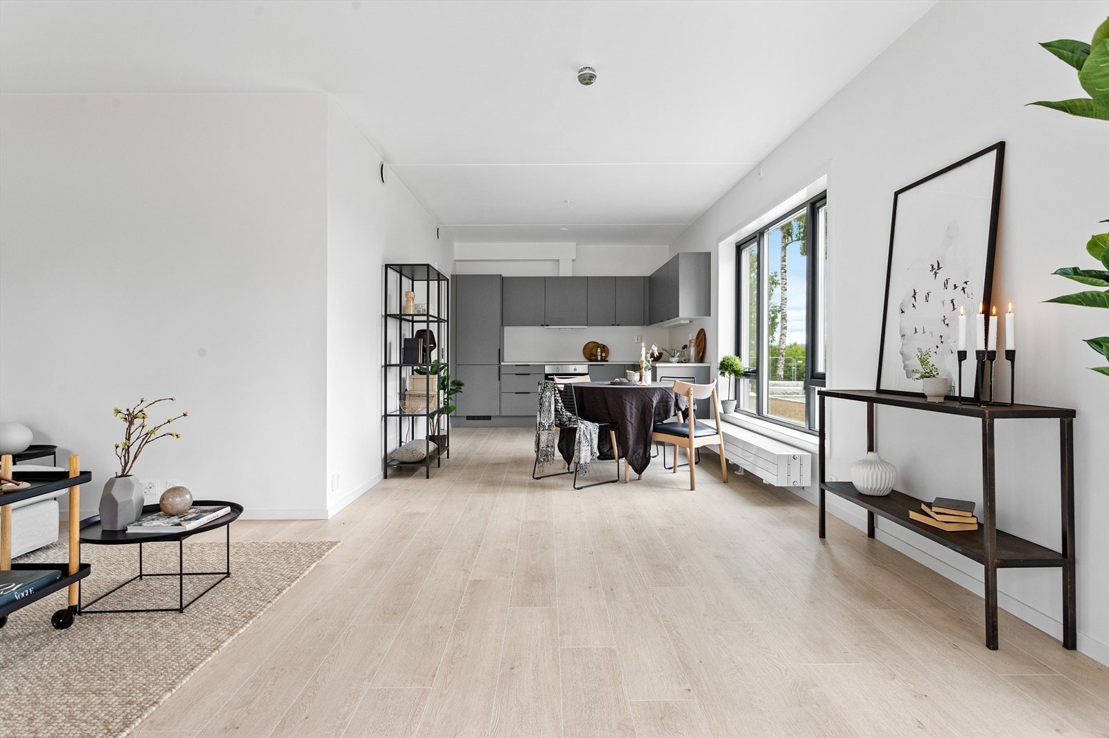 Åpen stue/kjøkken-løsning for sosialt samvær. Galleribilde