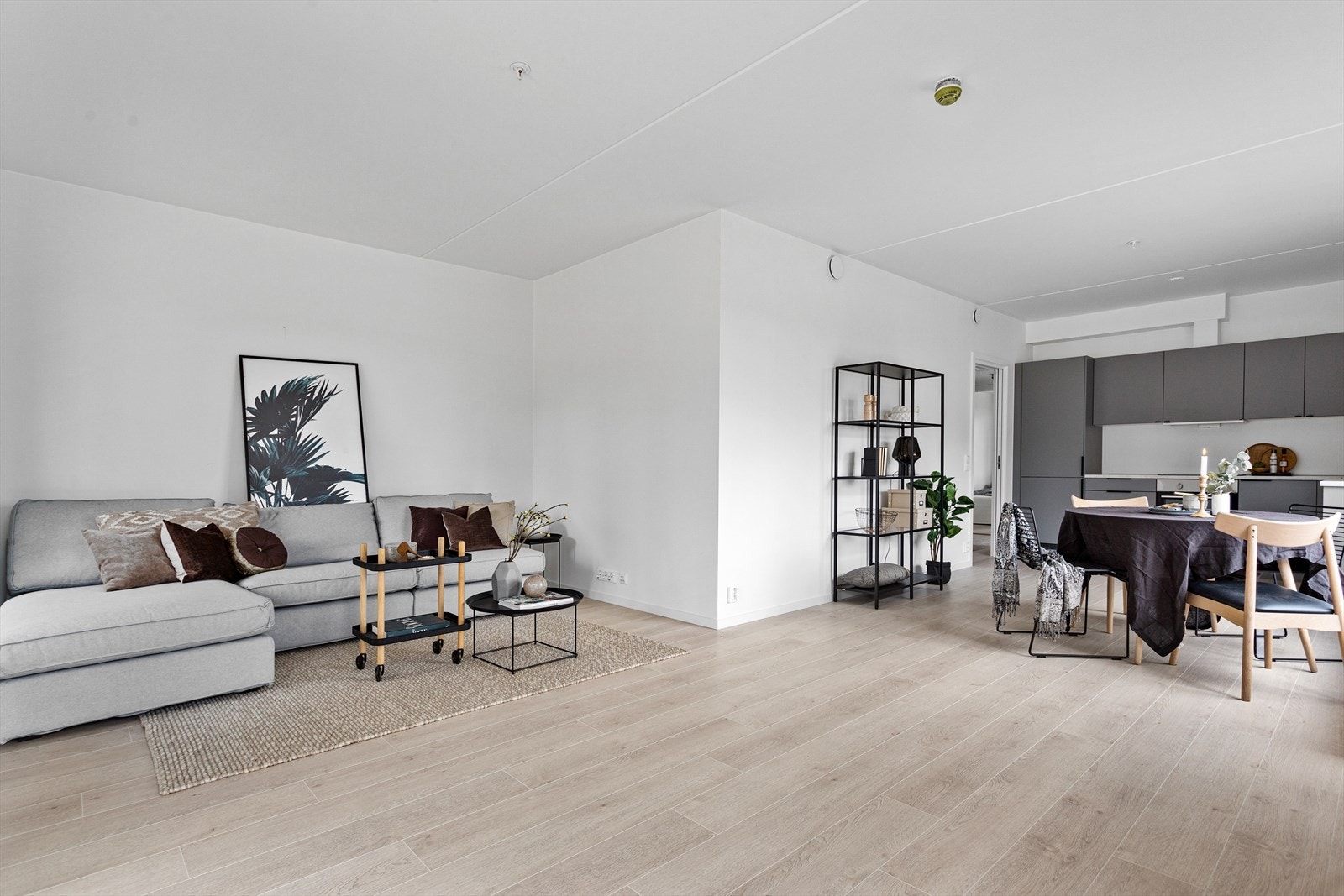 Stue med plass til både sofa og spisebord. Galleribilde