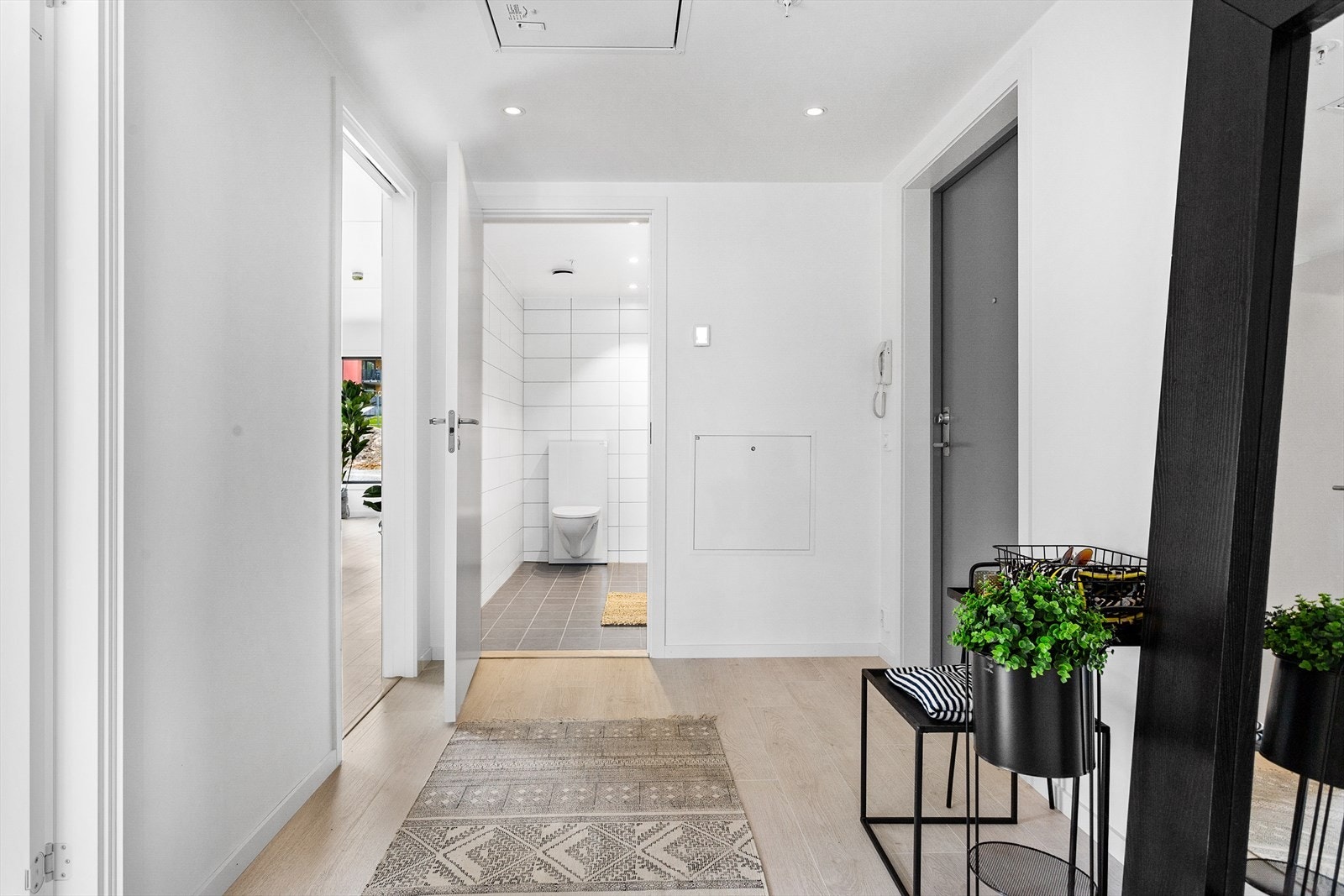 Lys entré med plass til garderobeløsning. Galleribilde