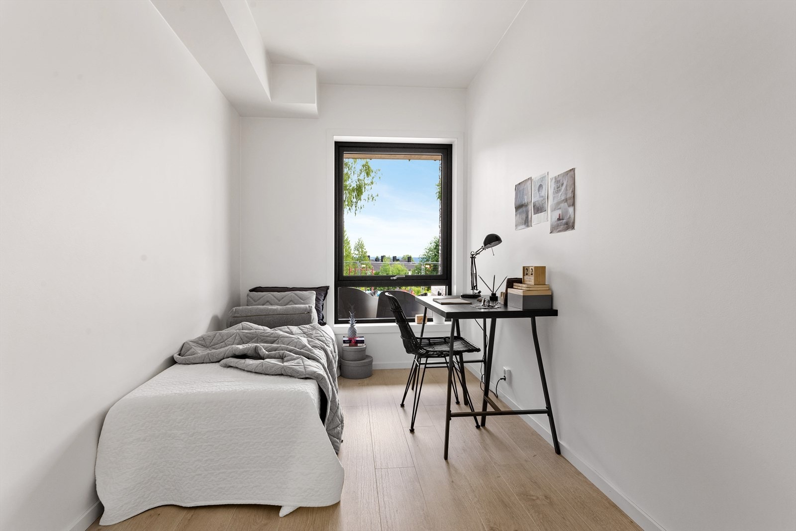 Hyggelig barnerom med plass til skrivebord. Galleribilde