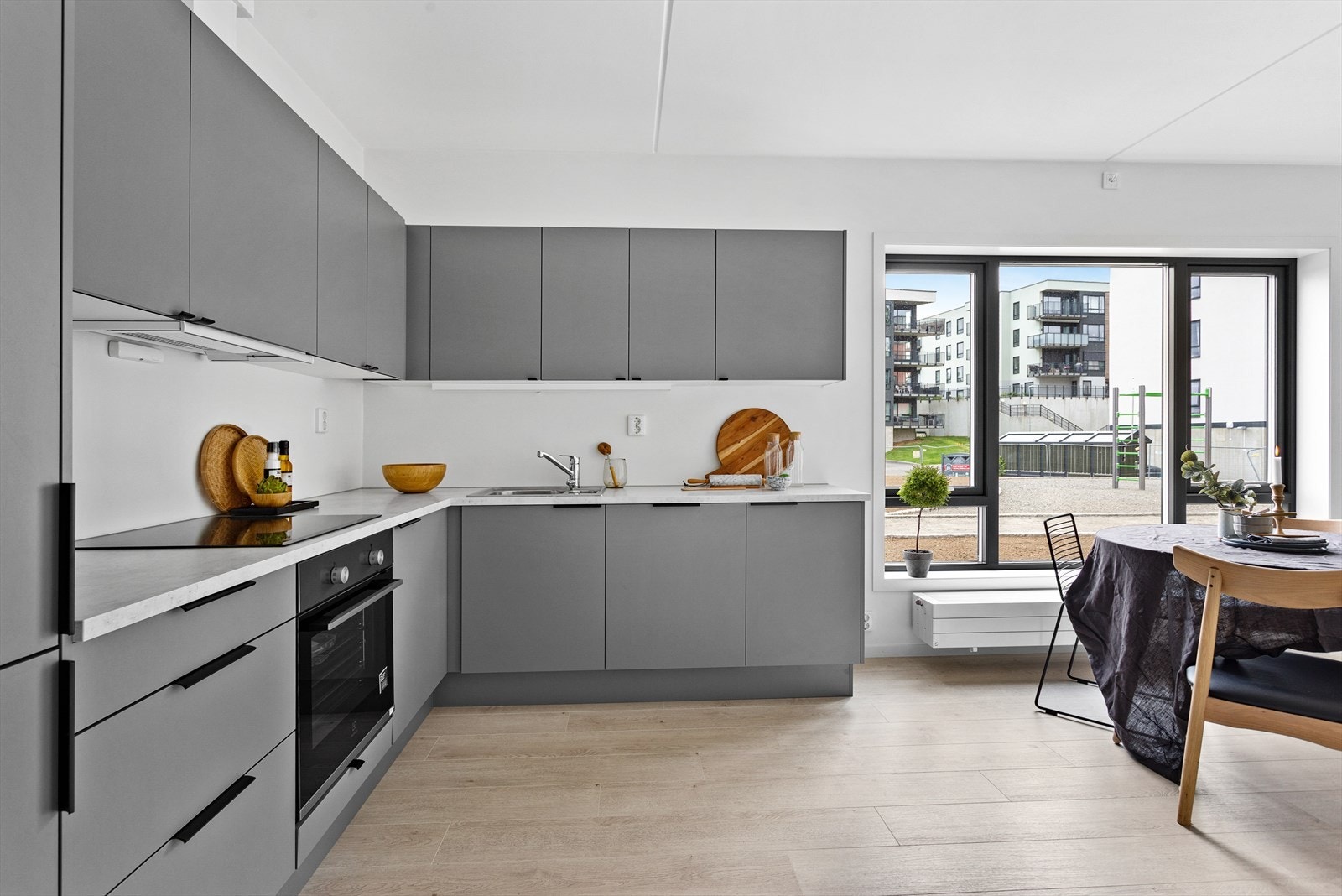 Kjøkken med integrerte hvitevarer og god benkeplass. Galleribilde