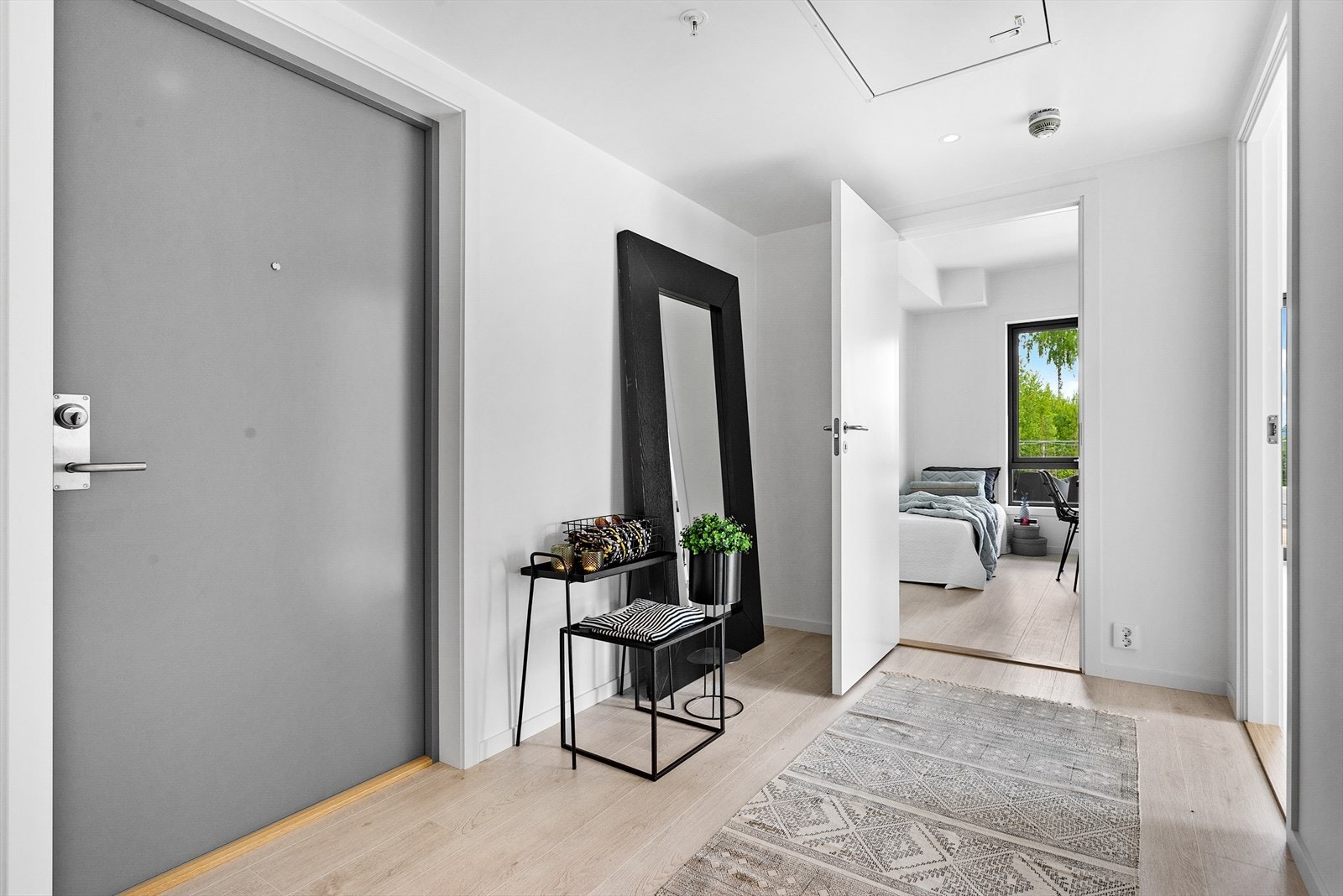 Entré med speilvegg og plass til garderobe. Galleribilde