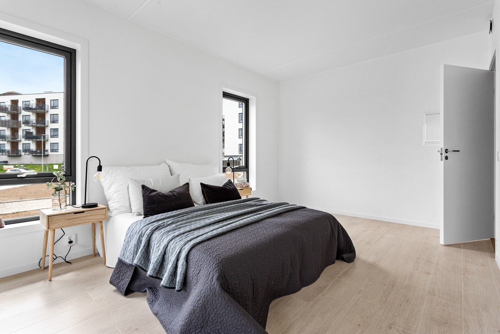 Hovedsoverom med plass til dobbeltseng og nattbord. Galleribilde