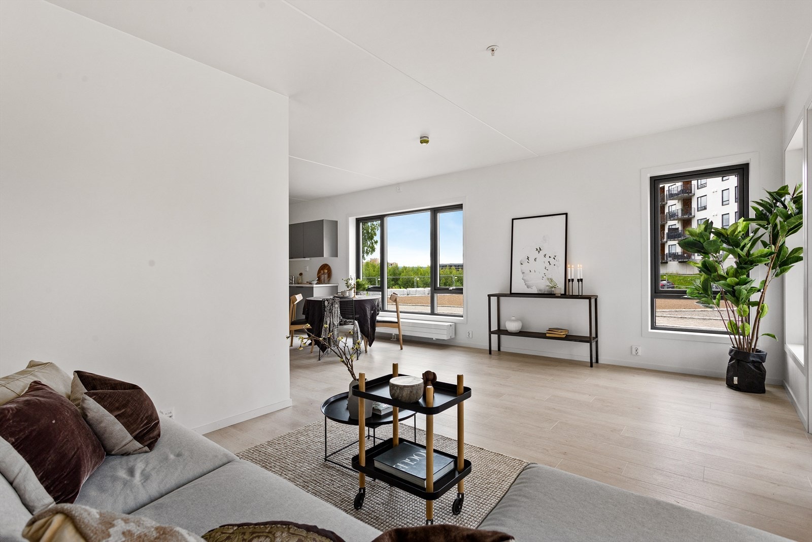 Åpen stue med plass til sofagruppe og spisebord. Galleribilde