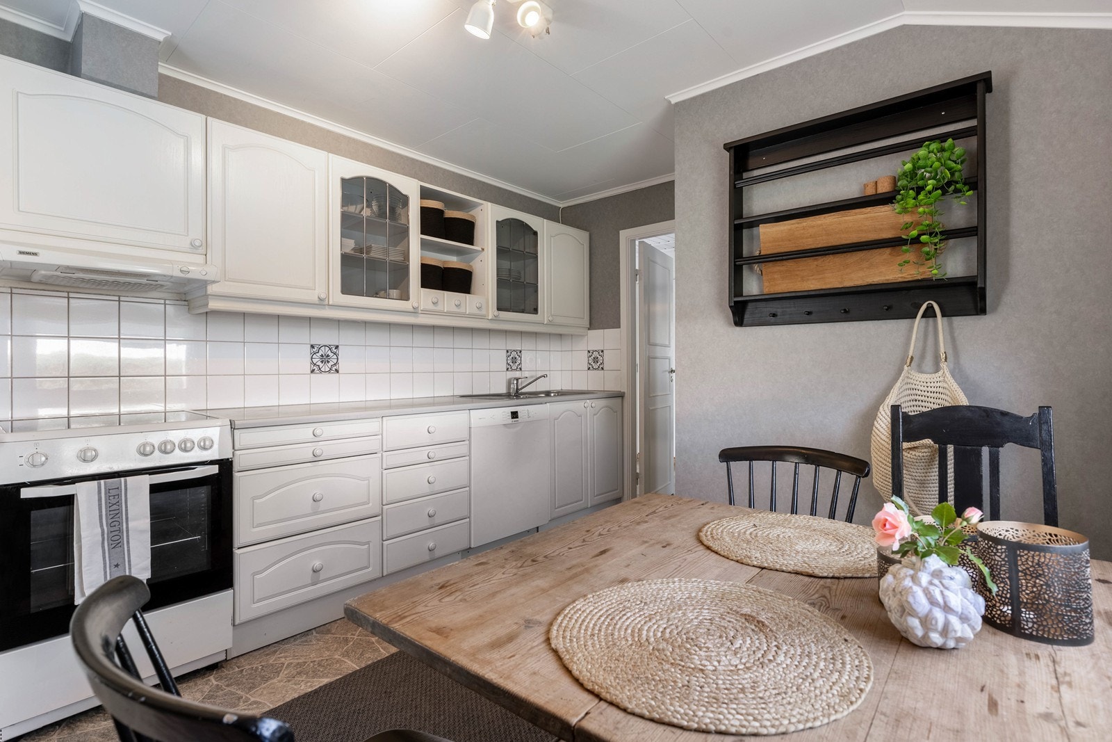 Her er det god plass i skap og skuffer. Galleribilde