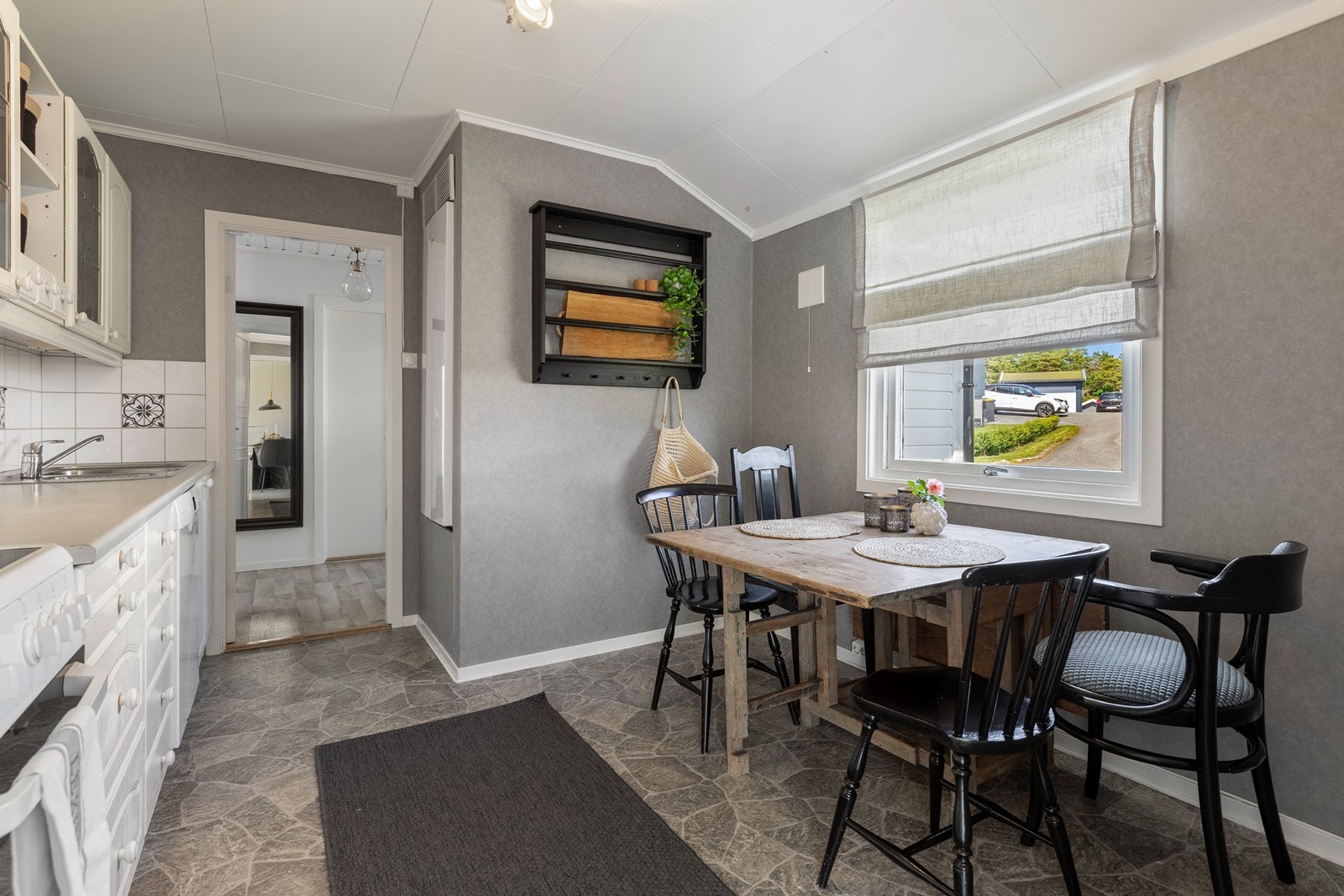 Et innholdsrikt kjøkken med plass til spisebord. Galleribilde