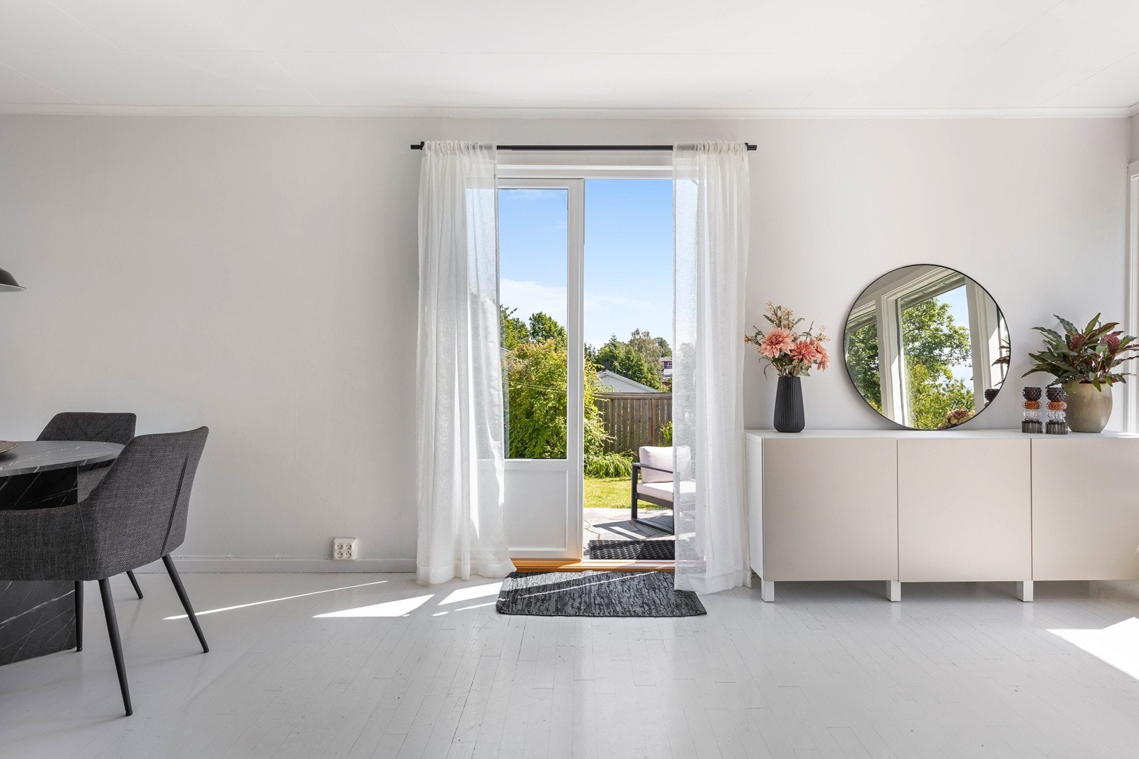 Fra stuen er det direkte adkomst flott uteplass. Galleribilde