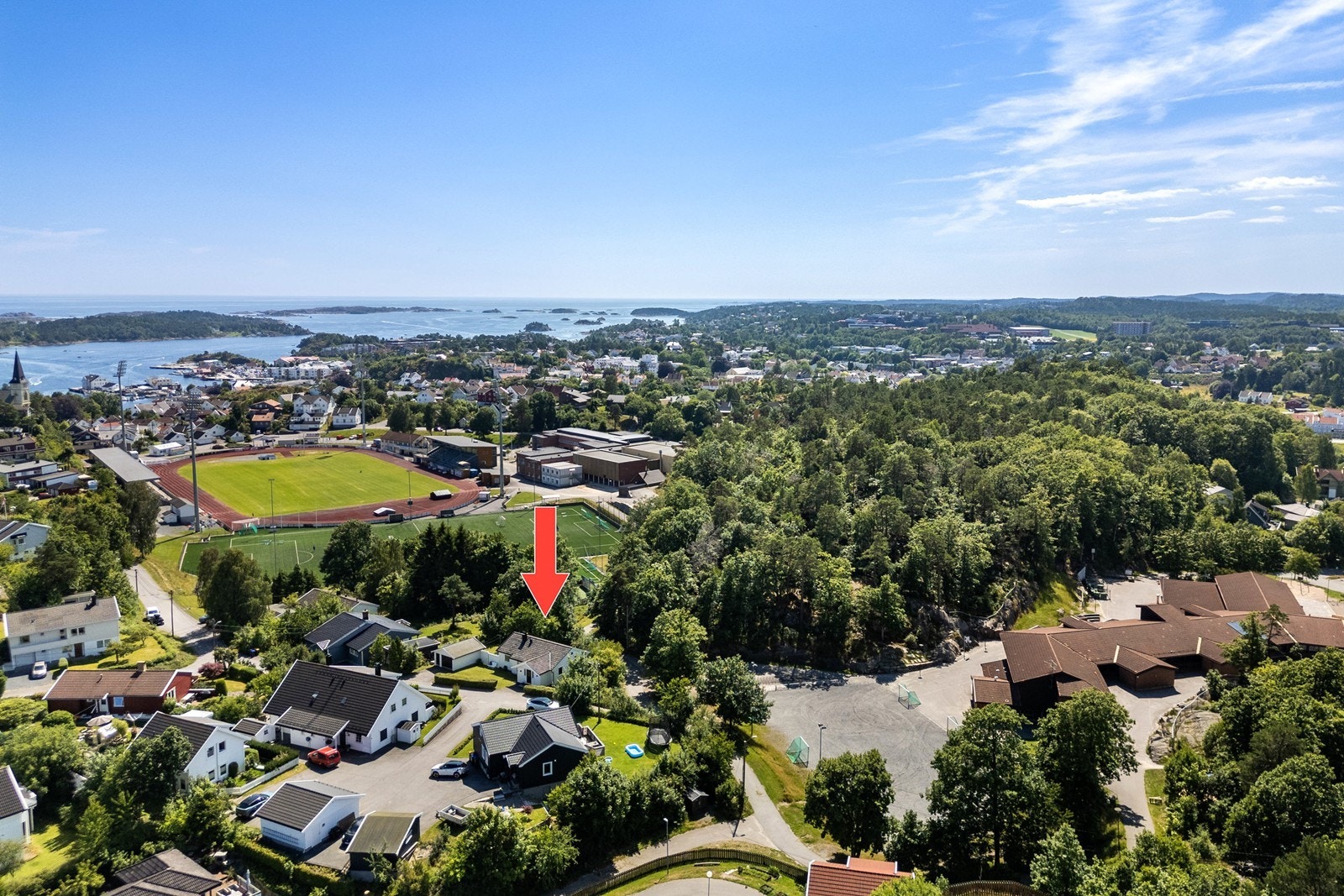 Enebolig i øvre del av sentrum, med alle sentrumstilbud innen gangavstand. Galleribilde