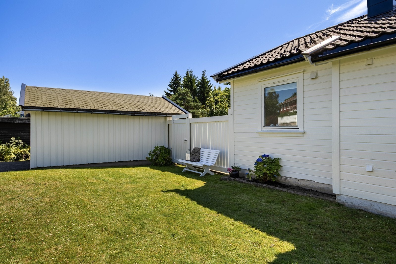 Hagen på fremsiden av boligen. Galleribilde