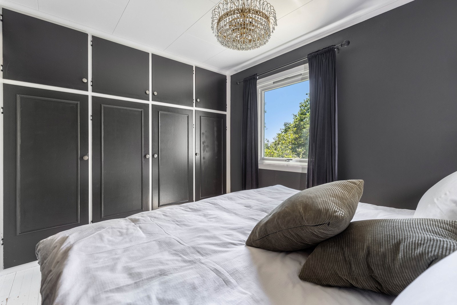 Hovedsoverom er av romslig karakter med god plass til dobbeltseng. Her er det også integrert garderobe. Galleribilde