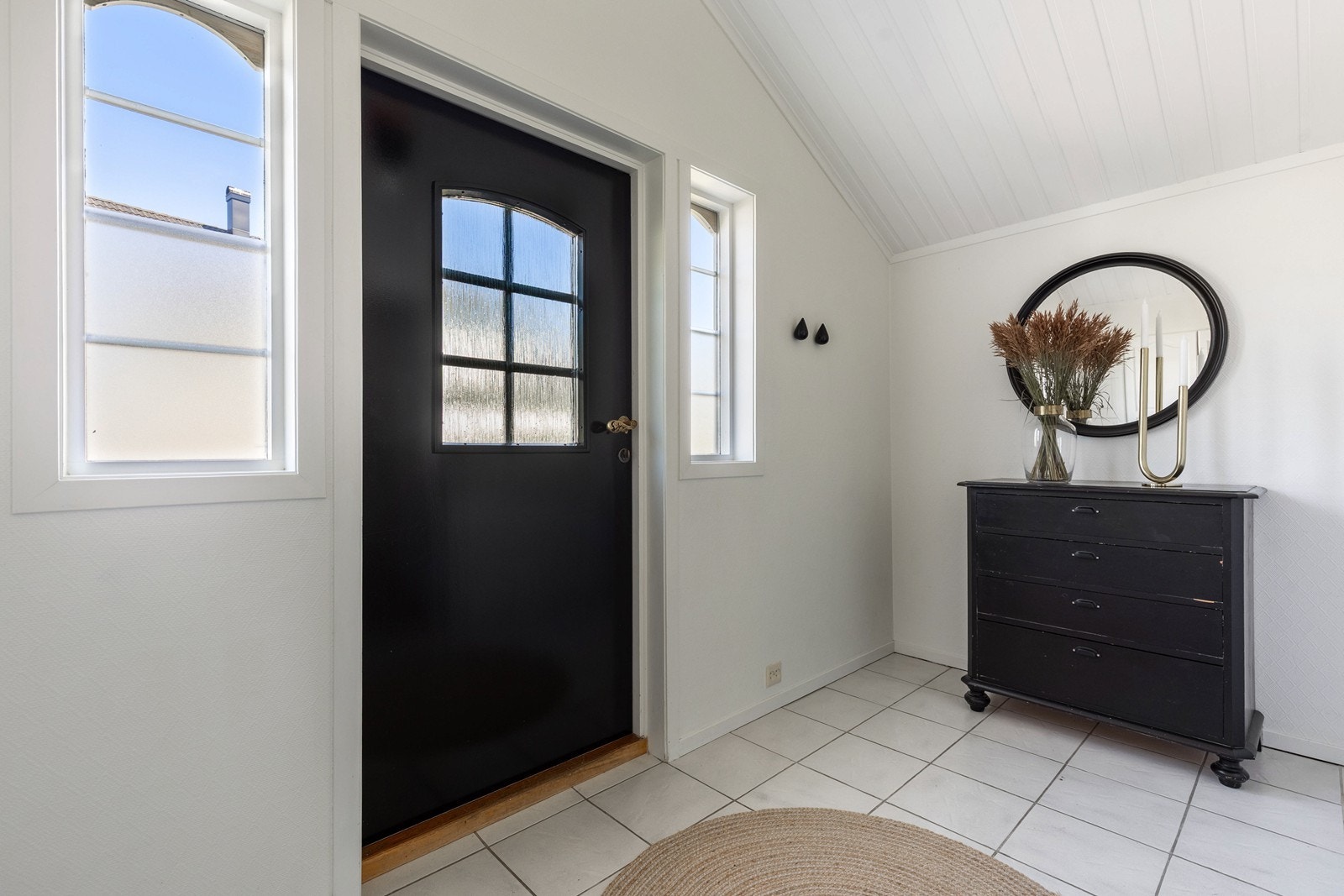 Entreen er av god størrelse, som gir plass til møblering for oppbevaring. Galleribilde