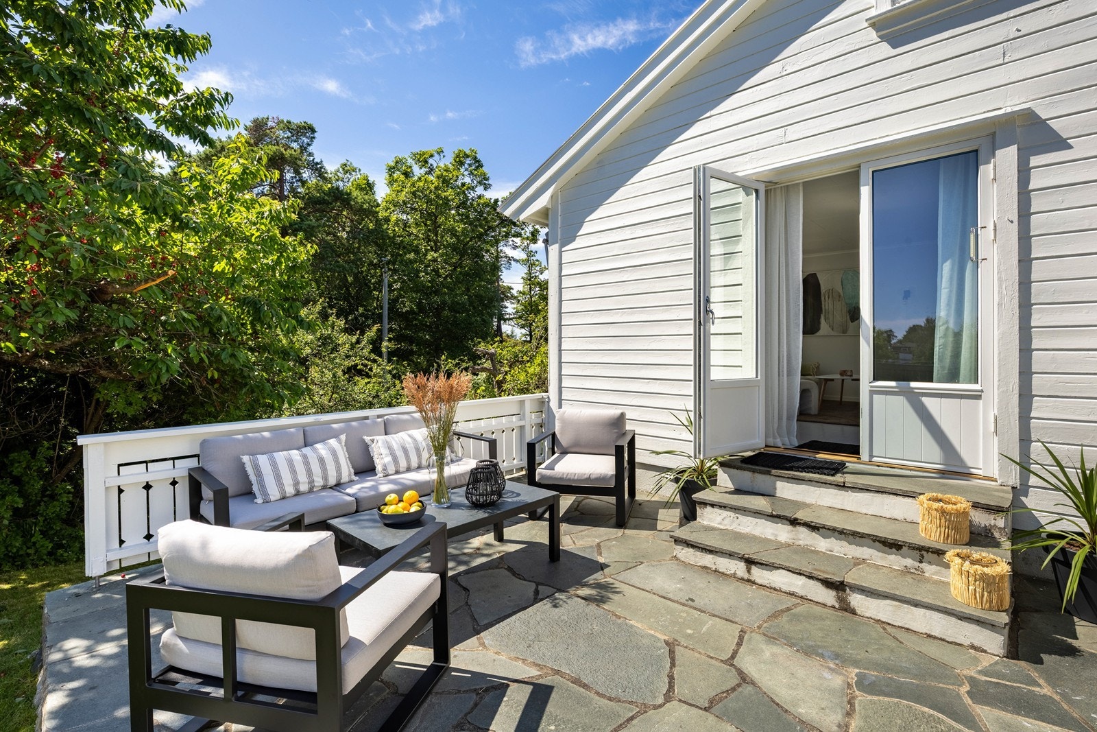 Uteområde med adkomst fra stue. Galleribilde