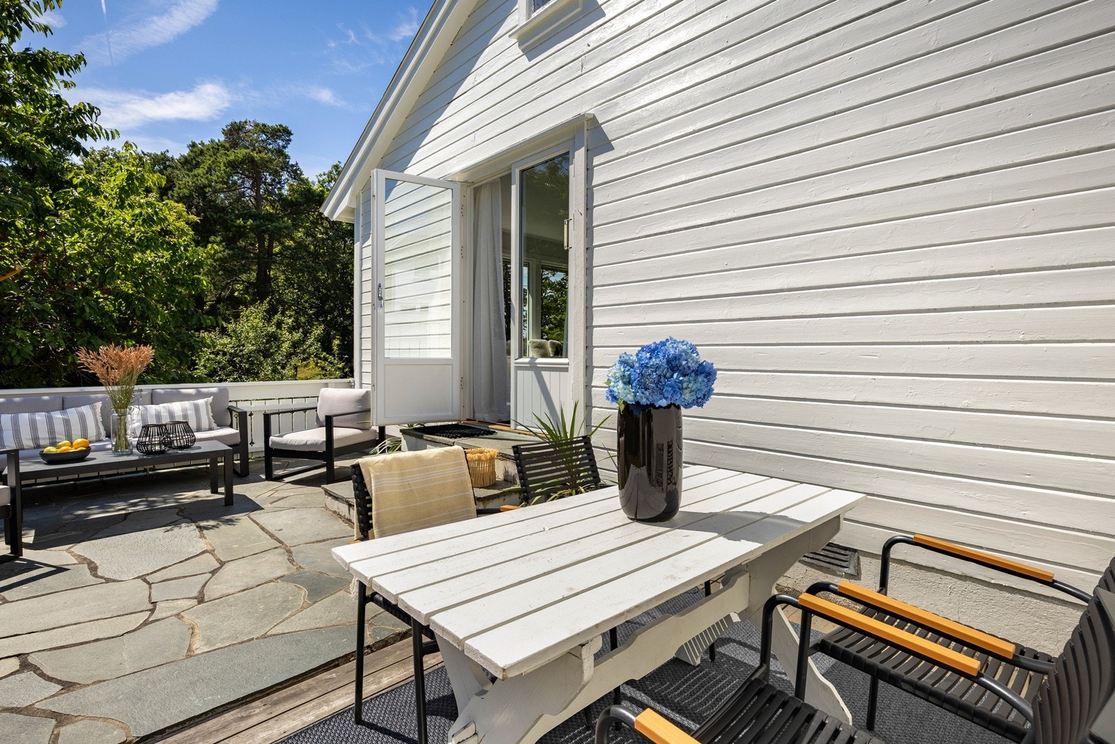 Det er plass for flere hyggelige sittegrupper. Galleribilde