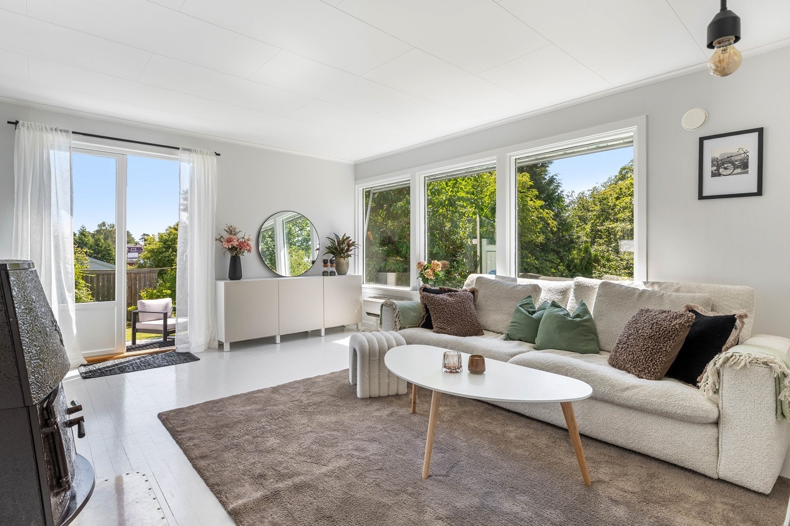 De store vindusflatene gjør stuen lys og trivelig. Galleribilde