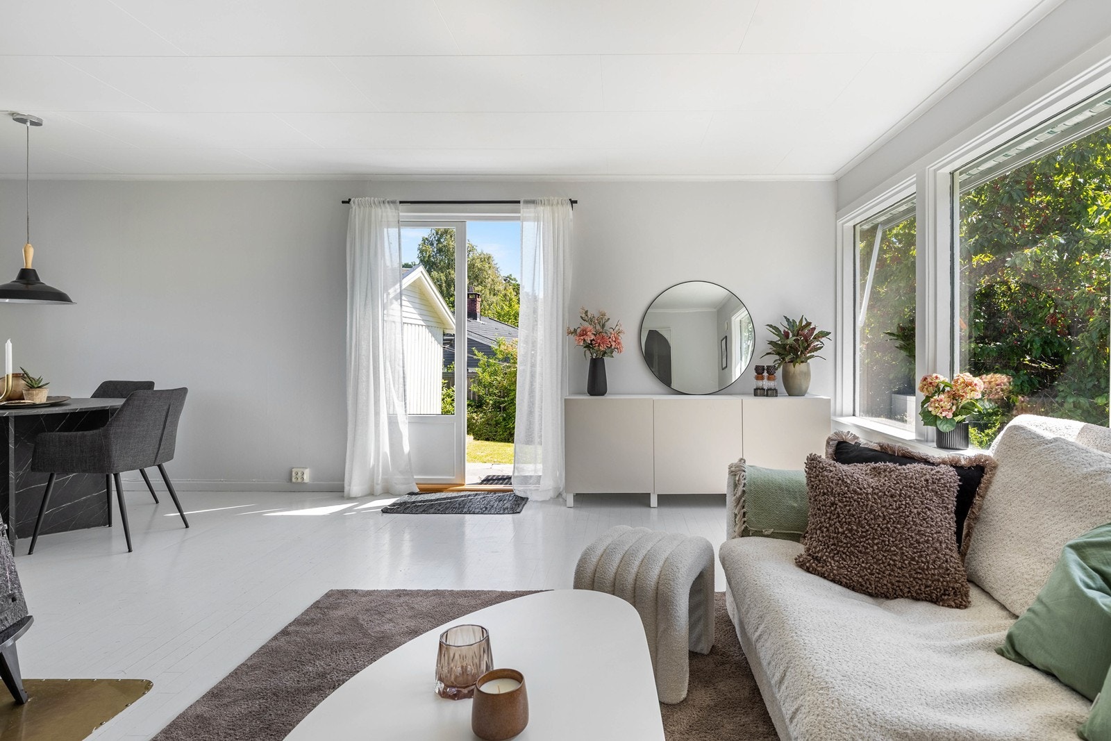 Lys og romslig stue med store vindusflater. Galleribilde