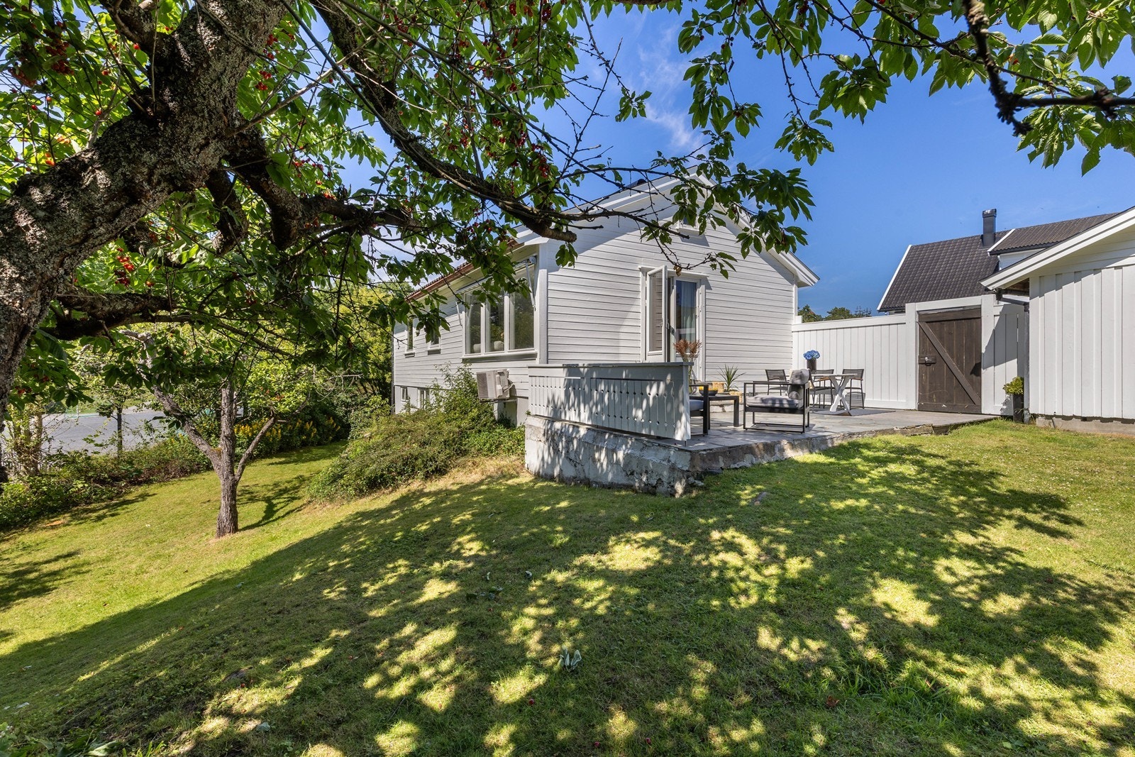 Stor hage som går rundt hele boligen. Galleribilde