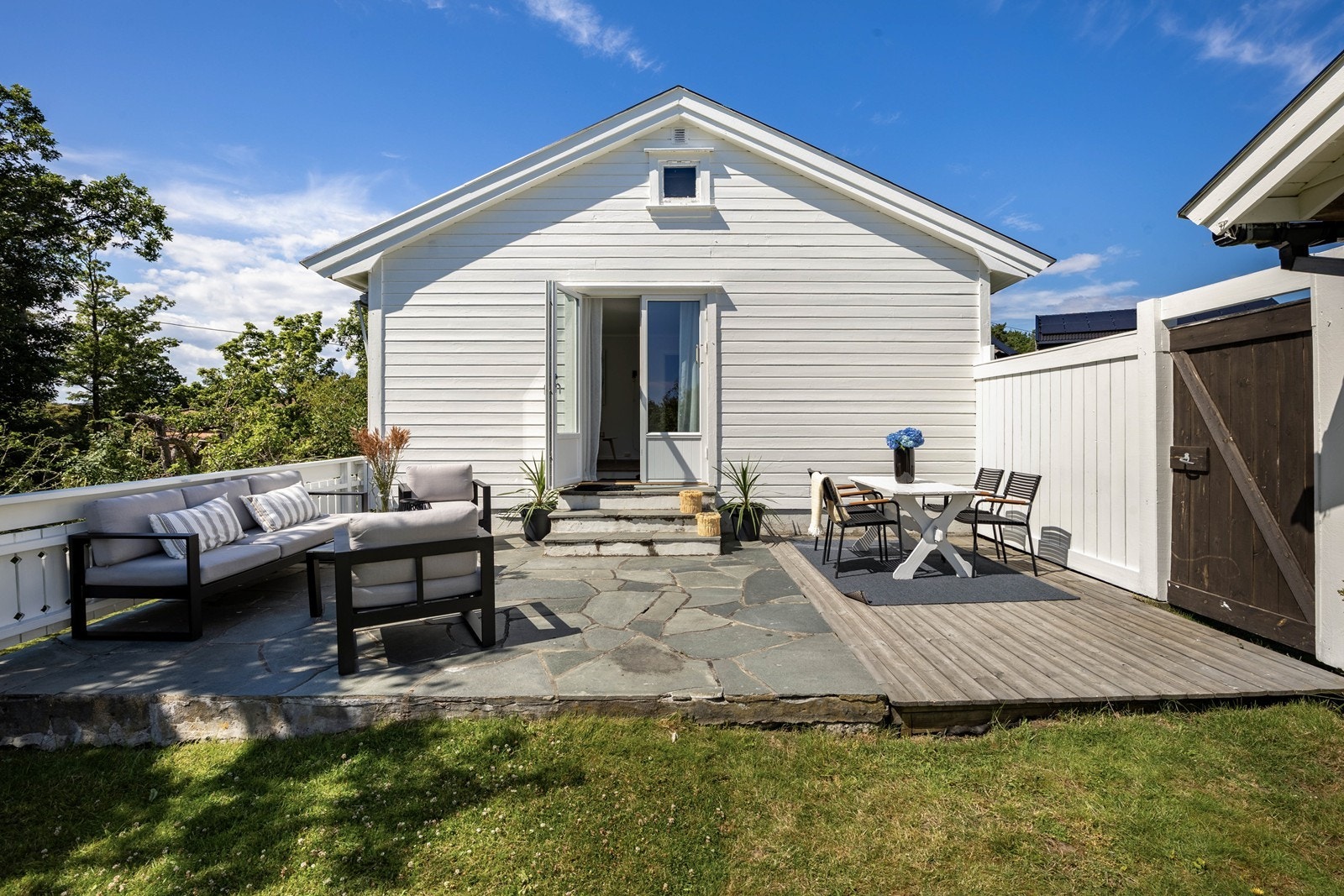 Solrikt uteområde med plass for flere sittegrupper. Galleribilde