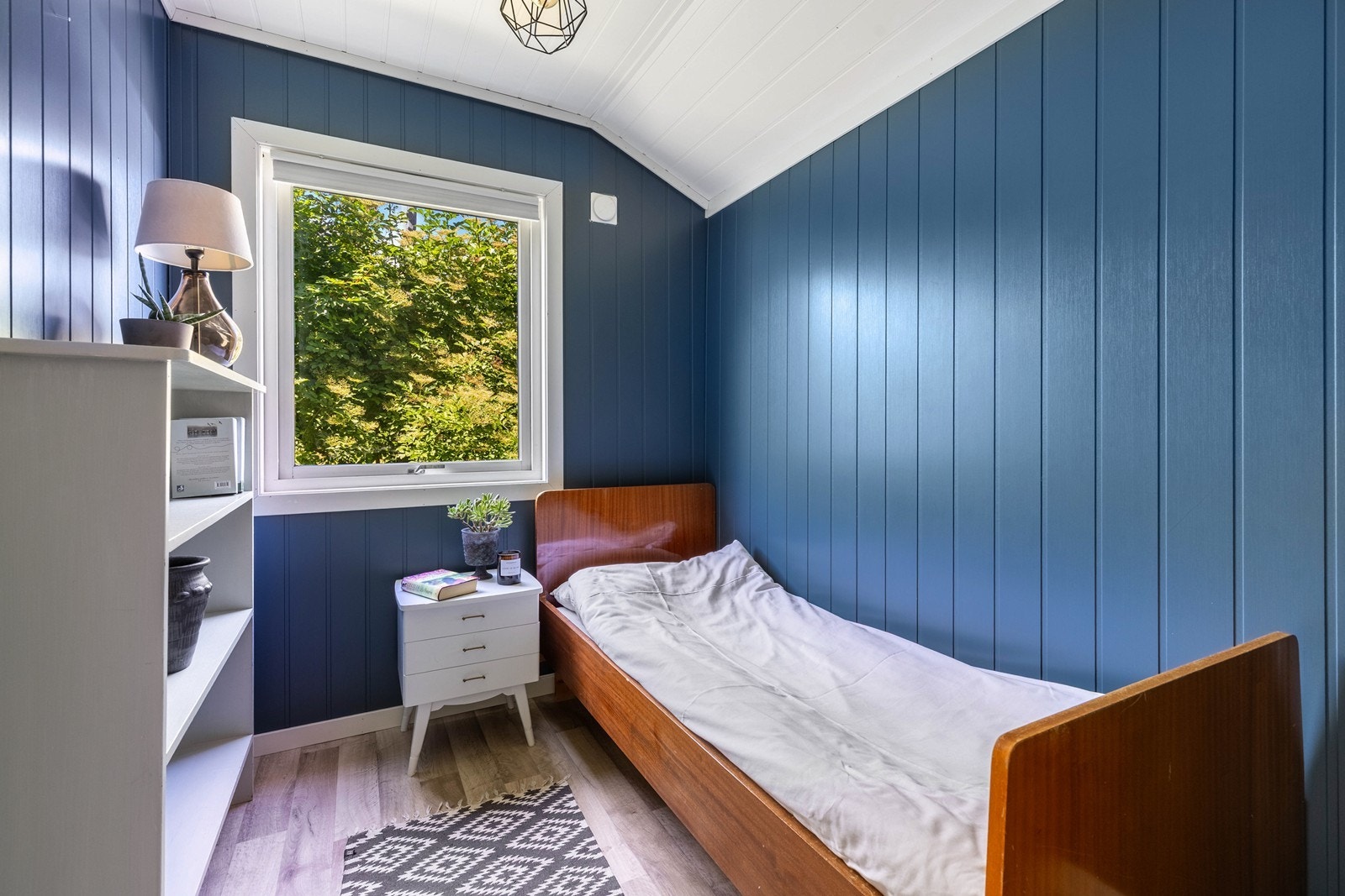 Soverom 2 har plass for seng, nattbord og kommode. Galleribilde