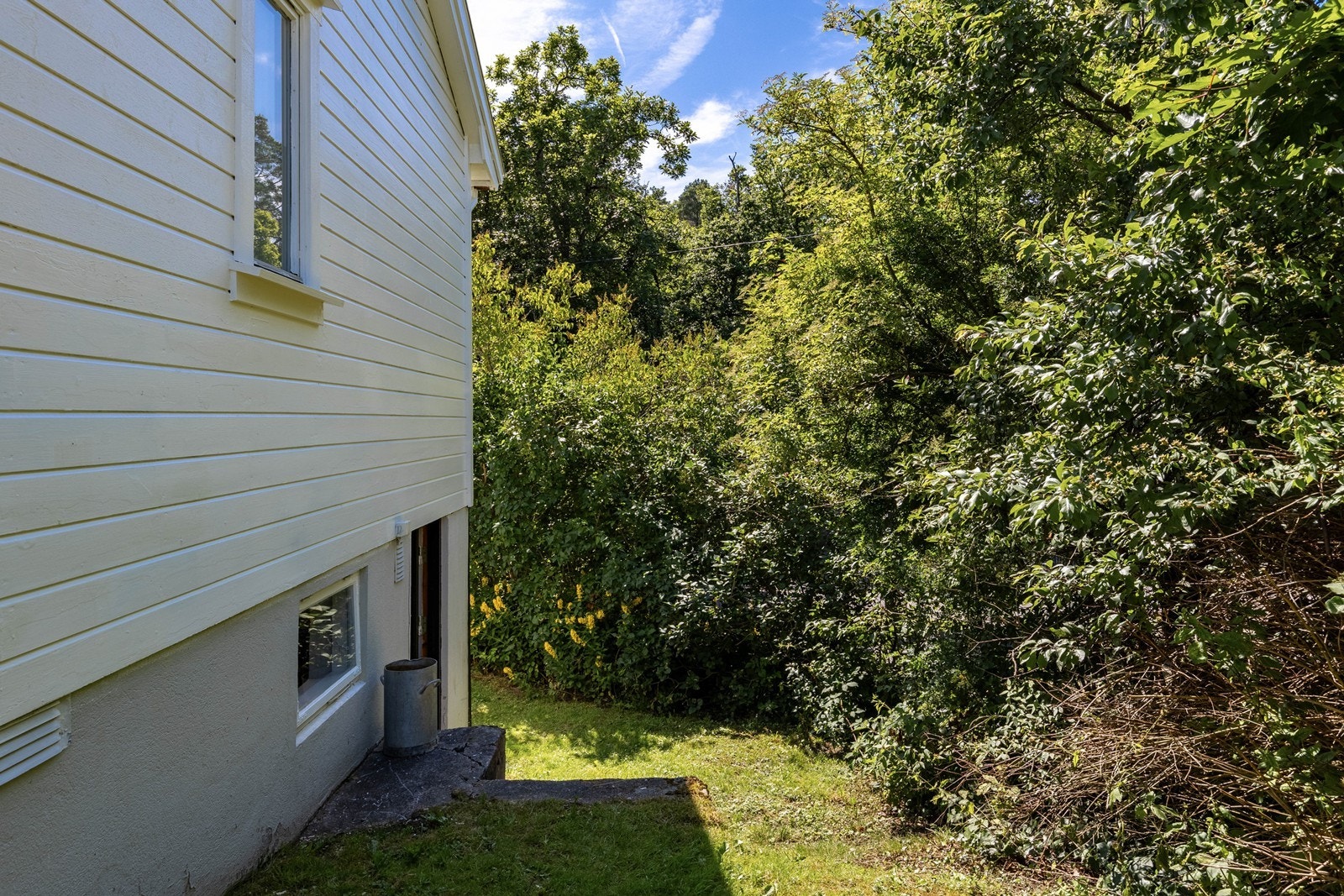Hagen strekker seg rundt boligen. Galleribilde